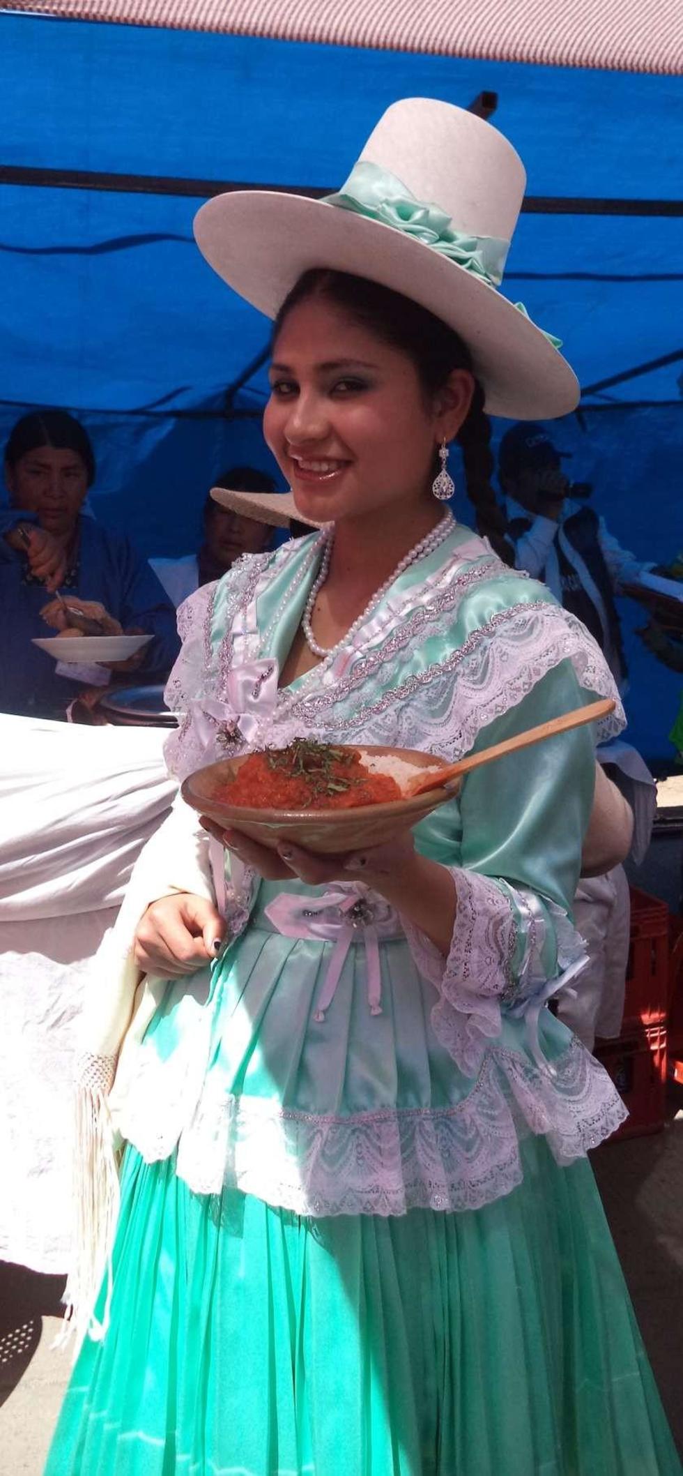 La chola con el ají de achacana.