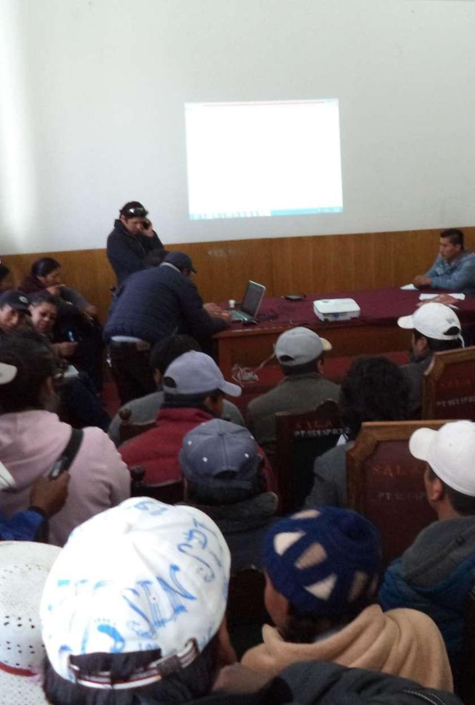 Los vecinos en plena elaboración de su Plan Operativo Anual.