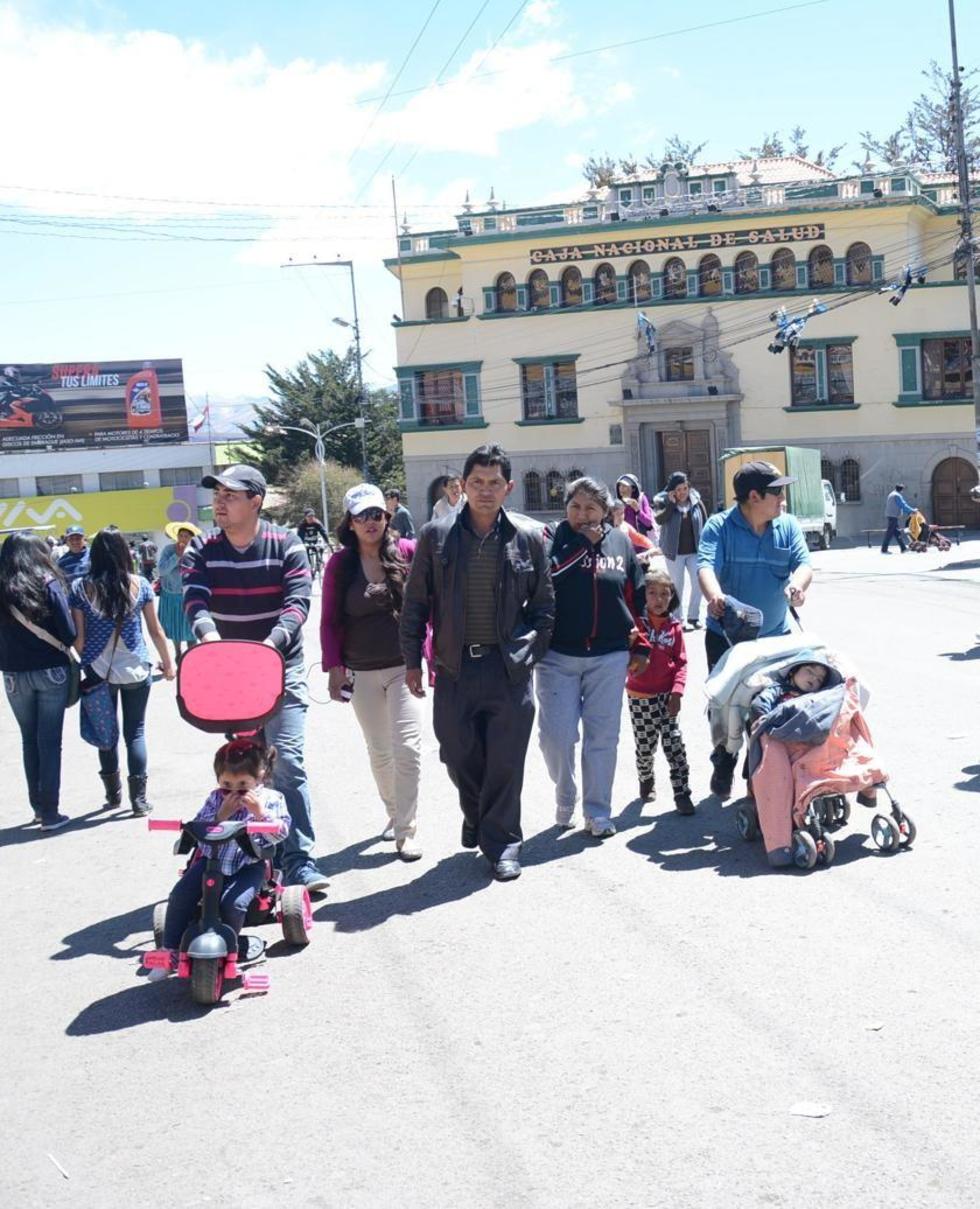 La población caminó por el centro de las calles y avenidas.