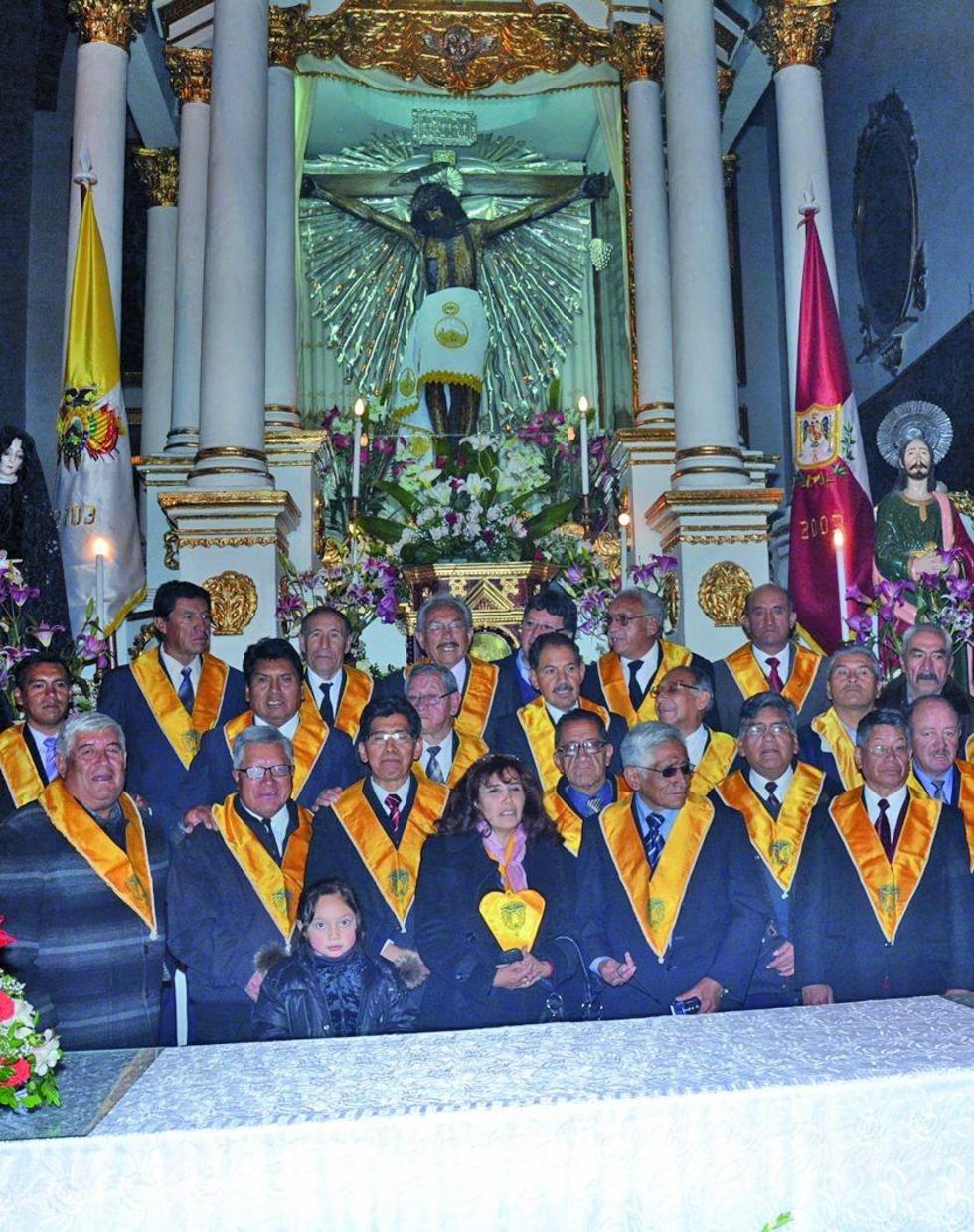 La agrupación católica al final de la eucaristía.