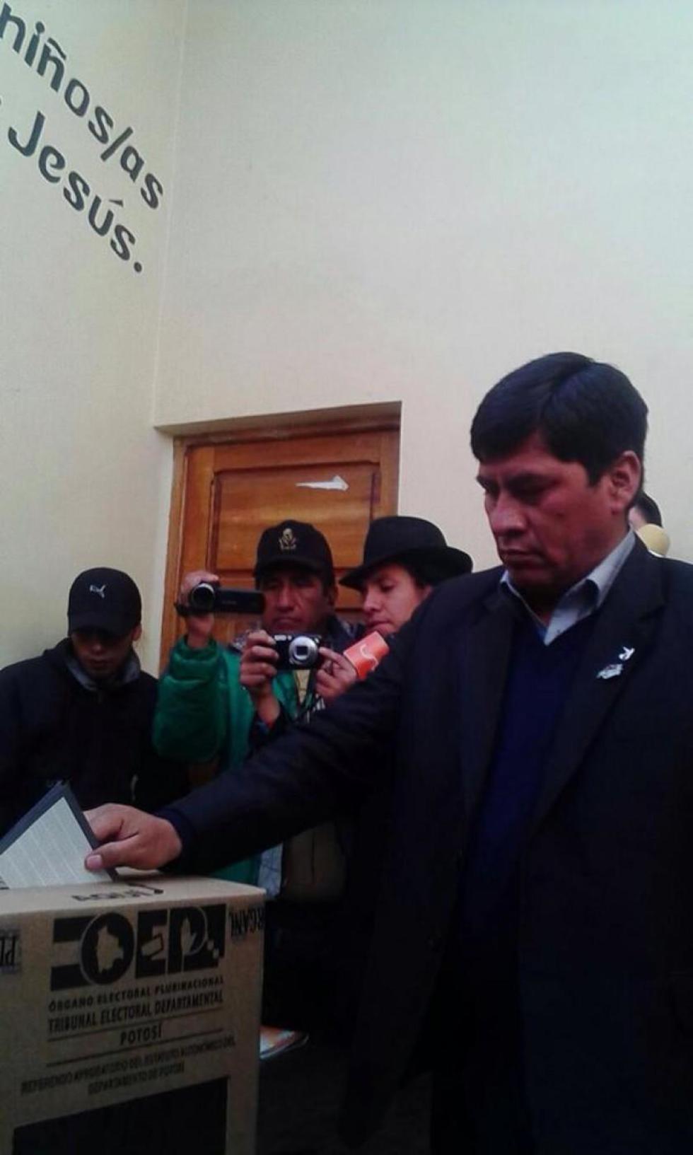 El gobernador Juan Carlos Cejas ejerce su voto: Foto: El Potosí