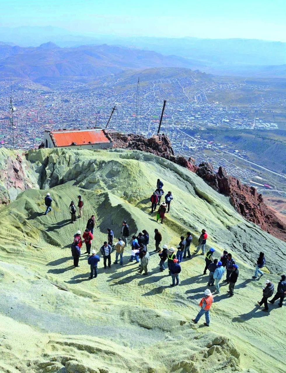 Los visitantes en la cumbre del coloso y al fondo la ciudad de Potosí.