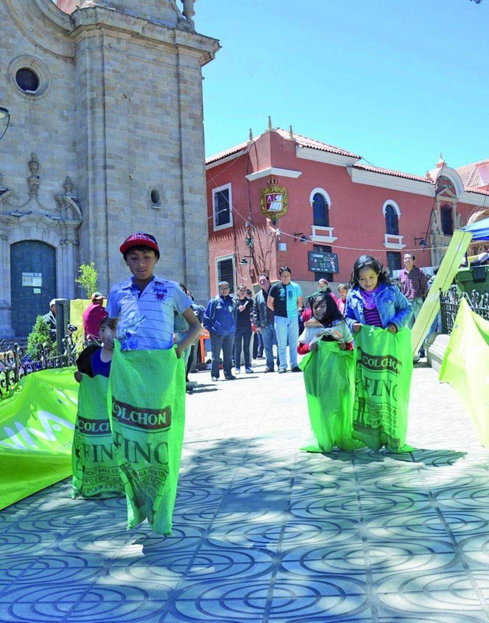 Los niños participaron en la carrera de sacos.