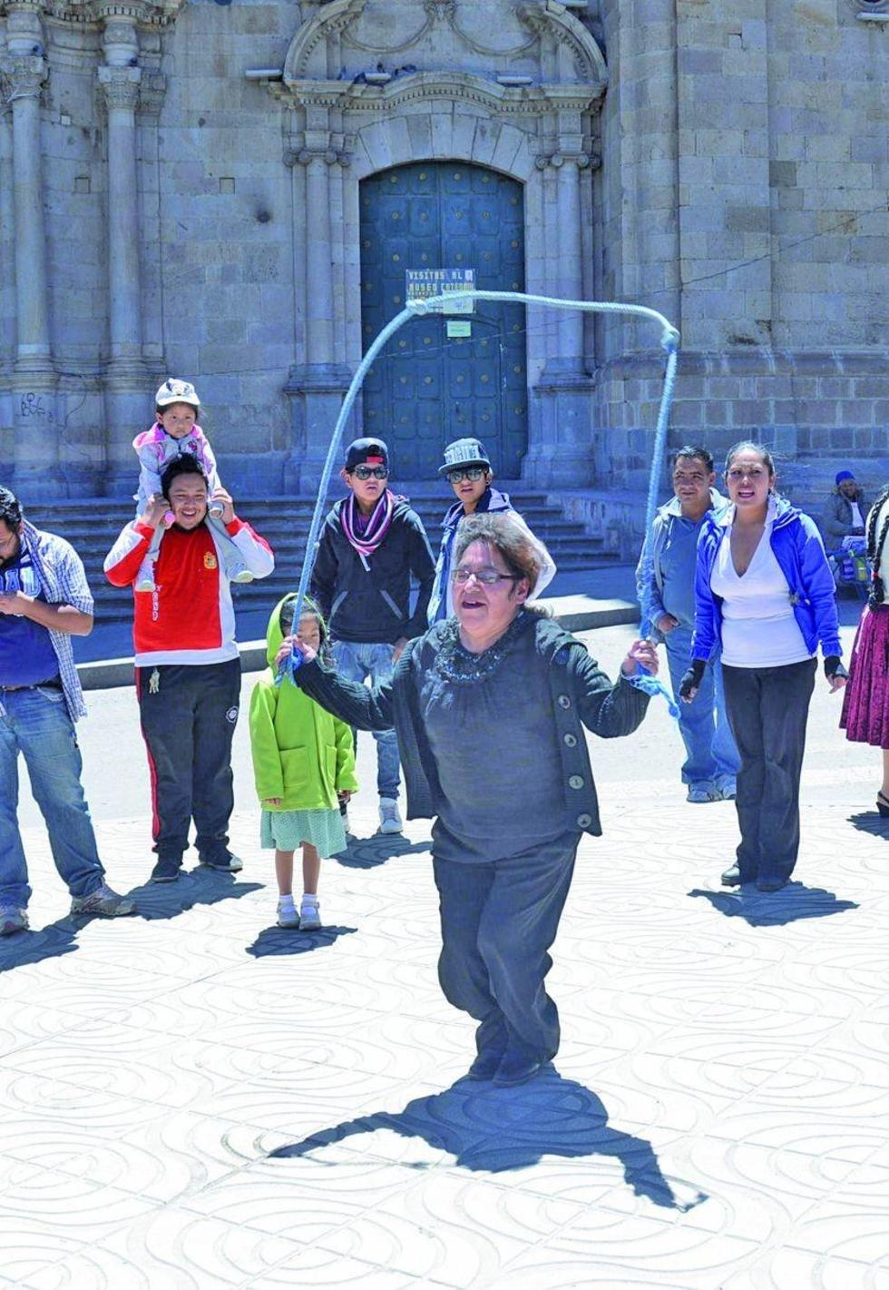 Una señora compite en el salto en soga.