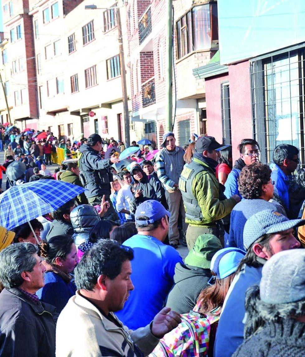 La población esperó con paciencia en la fila para un espacio.