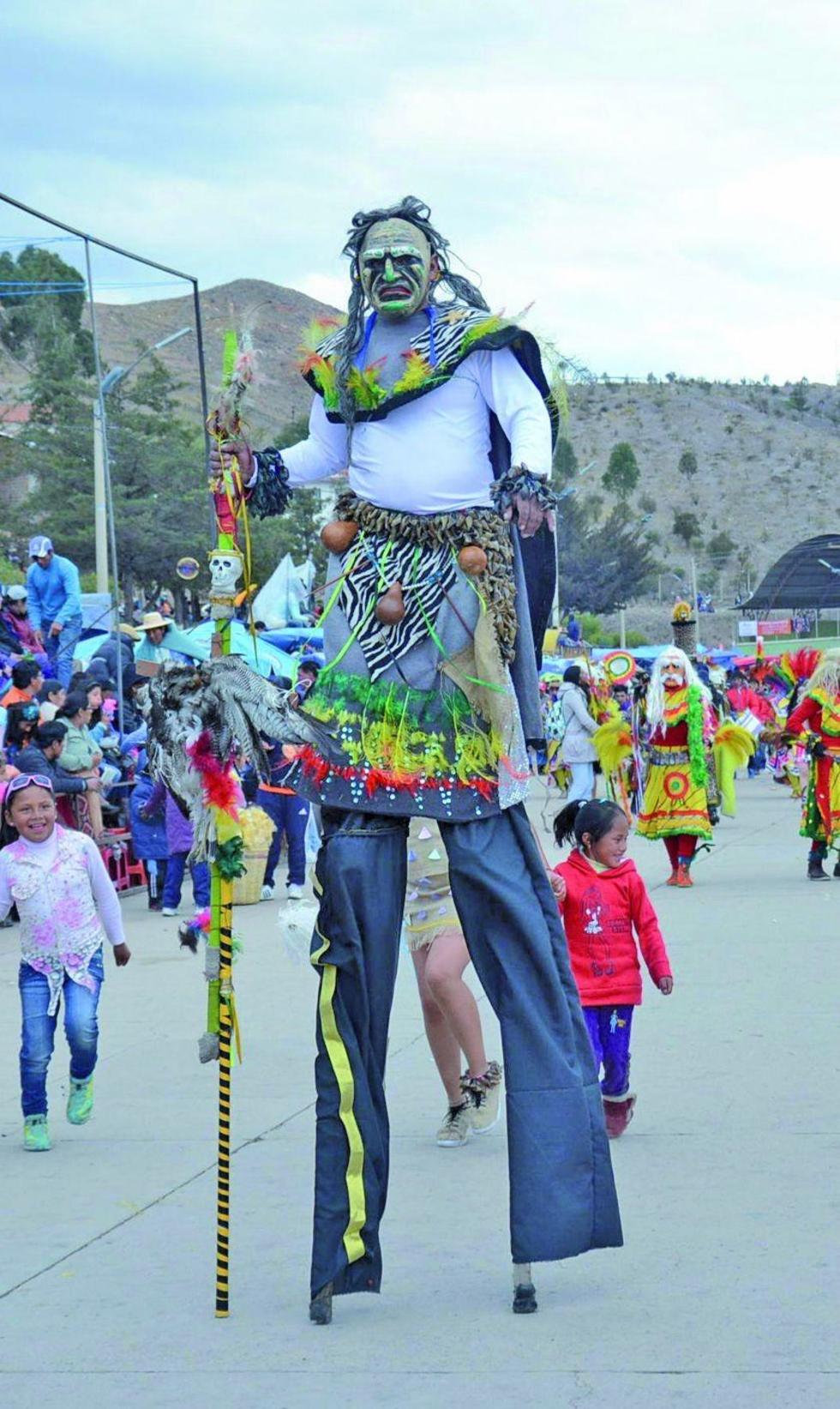 Un bailarín de los Tobas Calero sobre zancos.