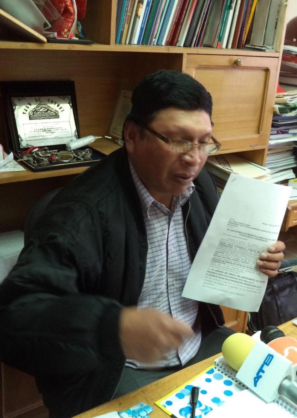 Jhonny Llally exhibe eldocumento en borrador que será entregado a los asambleístas.