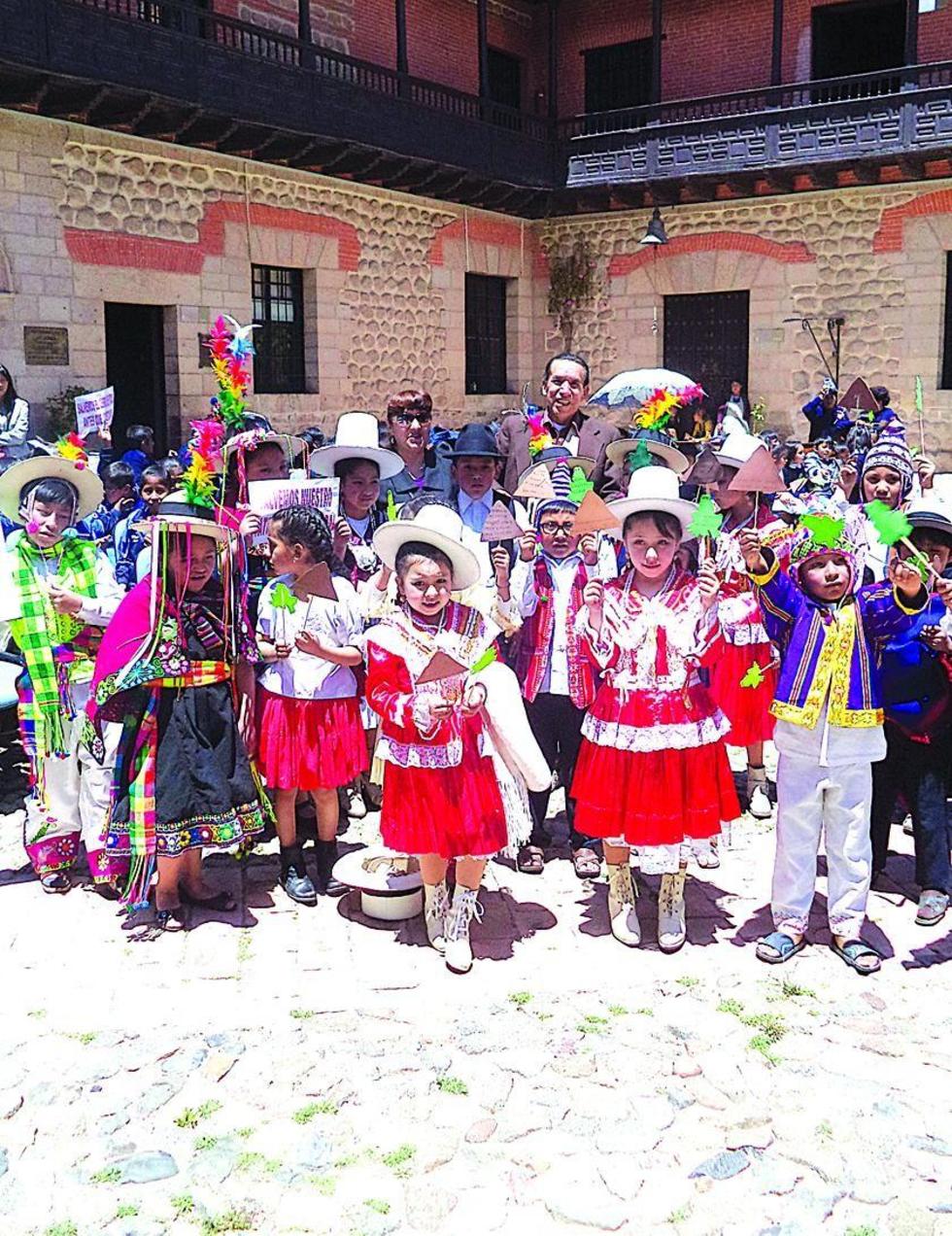 Los niños rodean al creador de la publicación.
