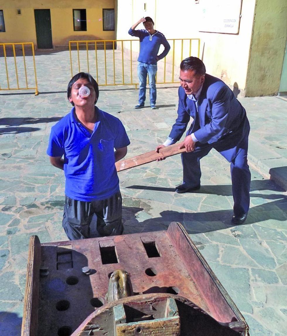 El castigo a los perdedores de los juegos del alma cacharpaya.