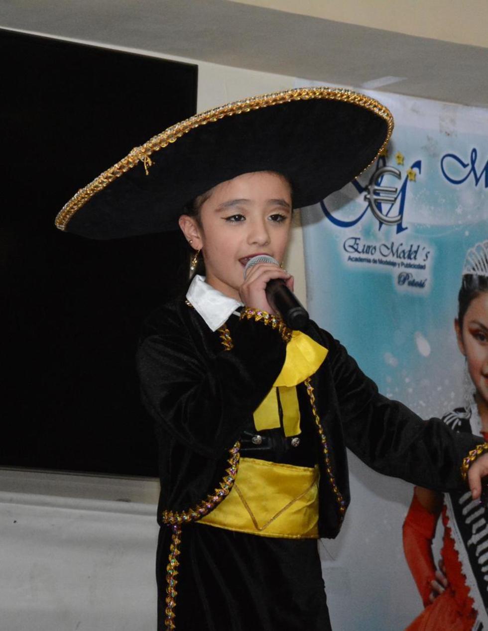Otra pequeña demostró sus aptitudes para el canto.
