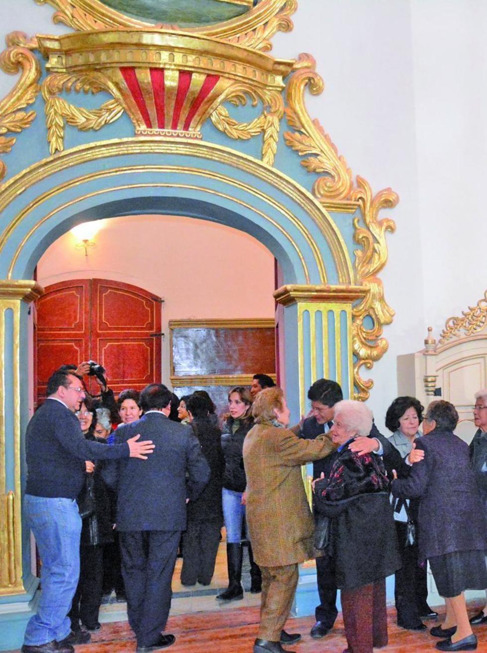 La gente visitó el mausoleo de los notables.