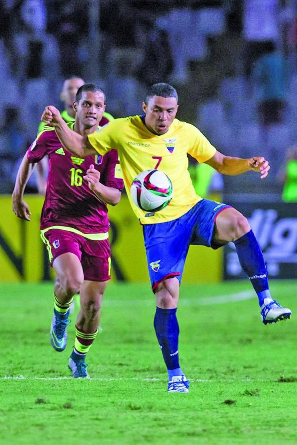 El jugador de Ecuador, Jeferson Montero, controla el balón.