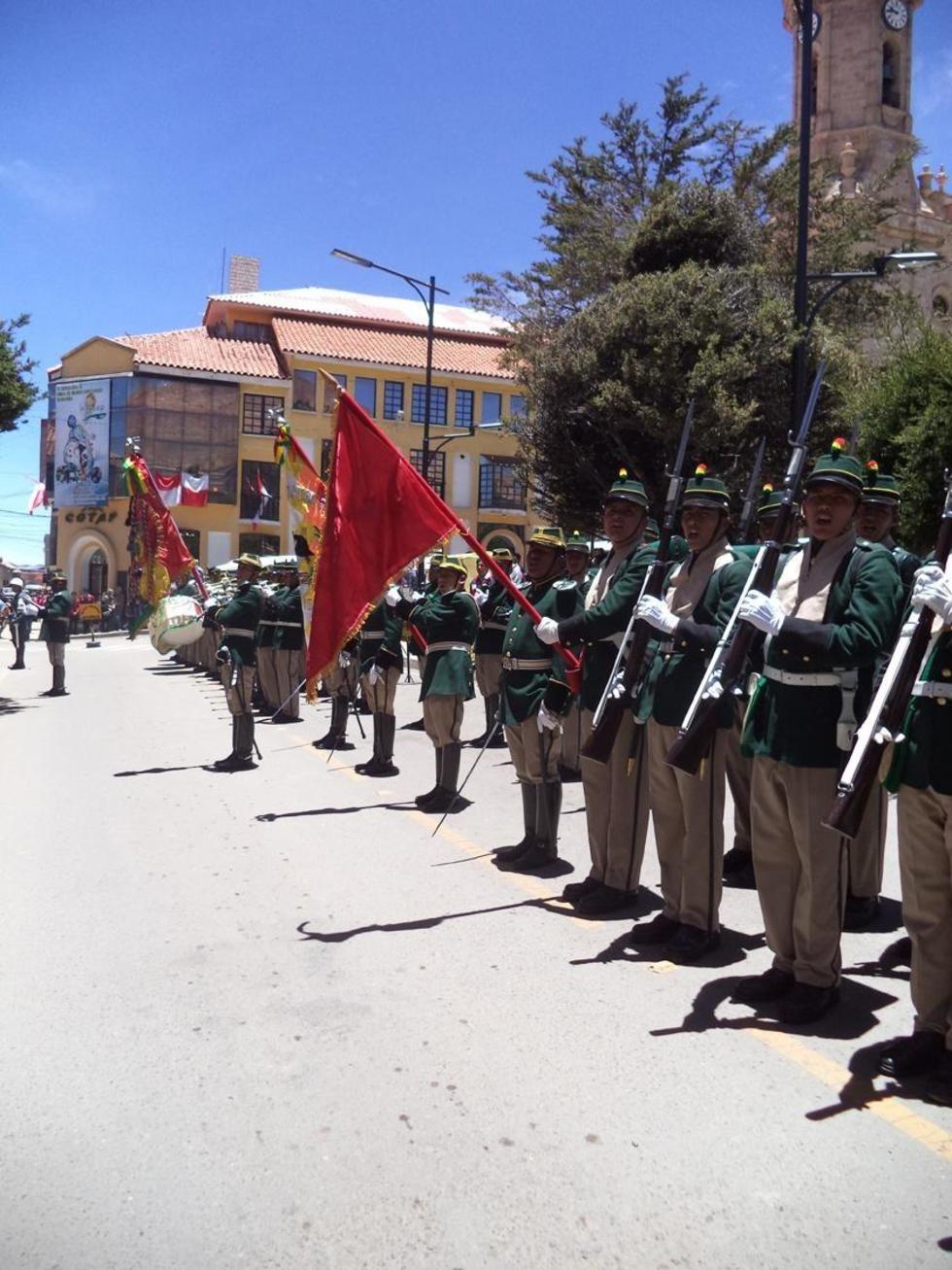 Los soldados cantan el símbolo de los bolivianos.