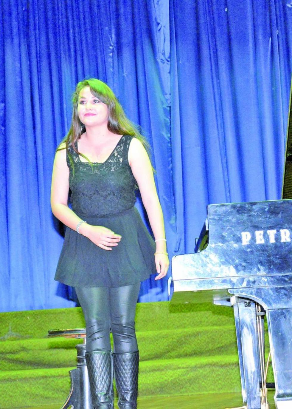 La artista Claudia Nava interpretó una cueca.