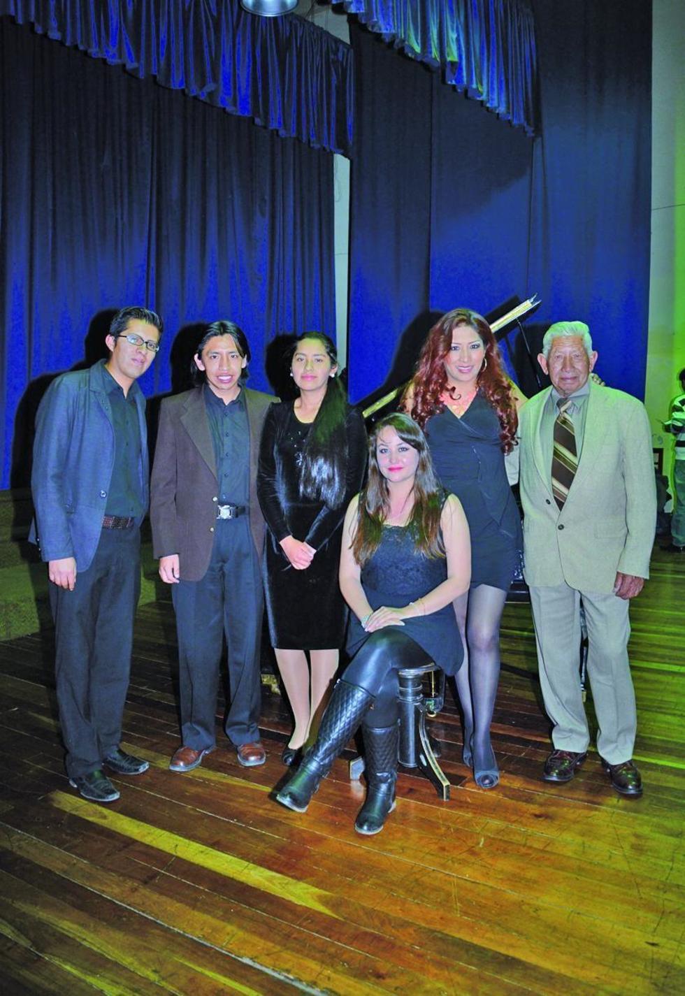 Los seis expertos que se presentaron anoche.