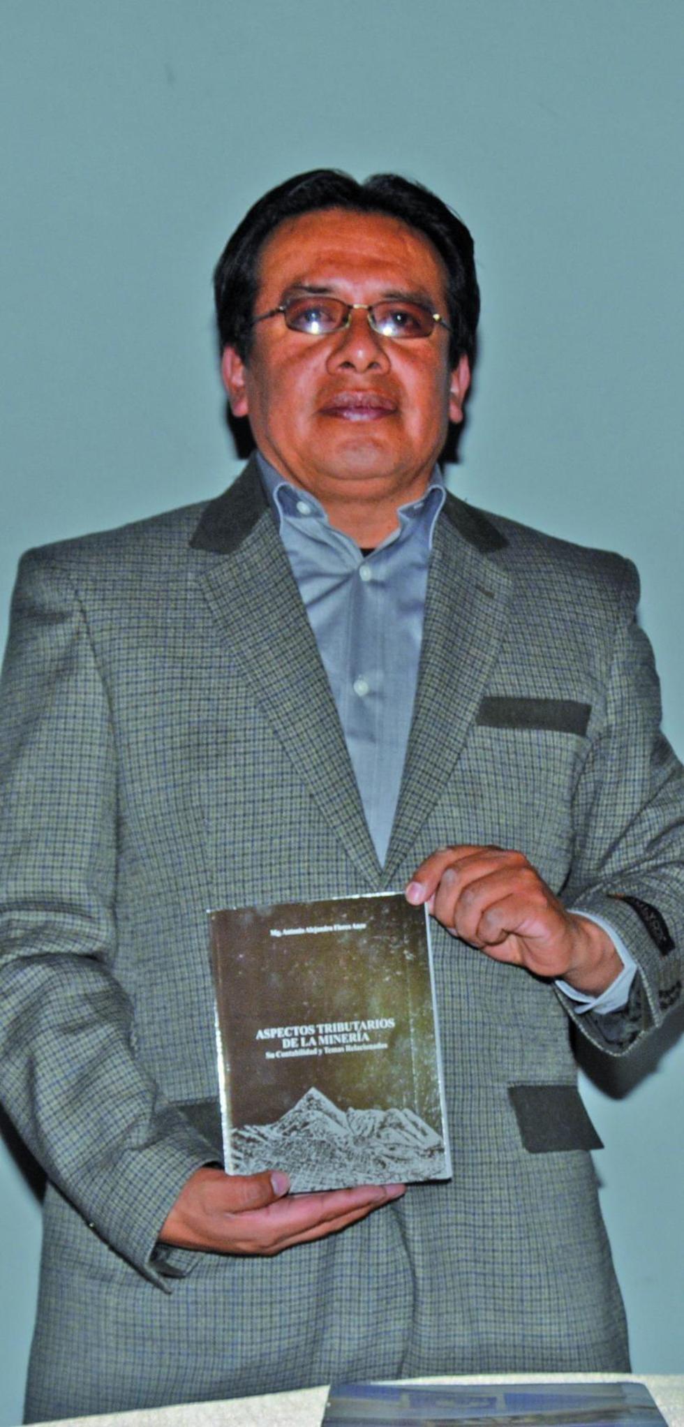 Antonio Flores enseña su obra.