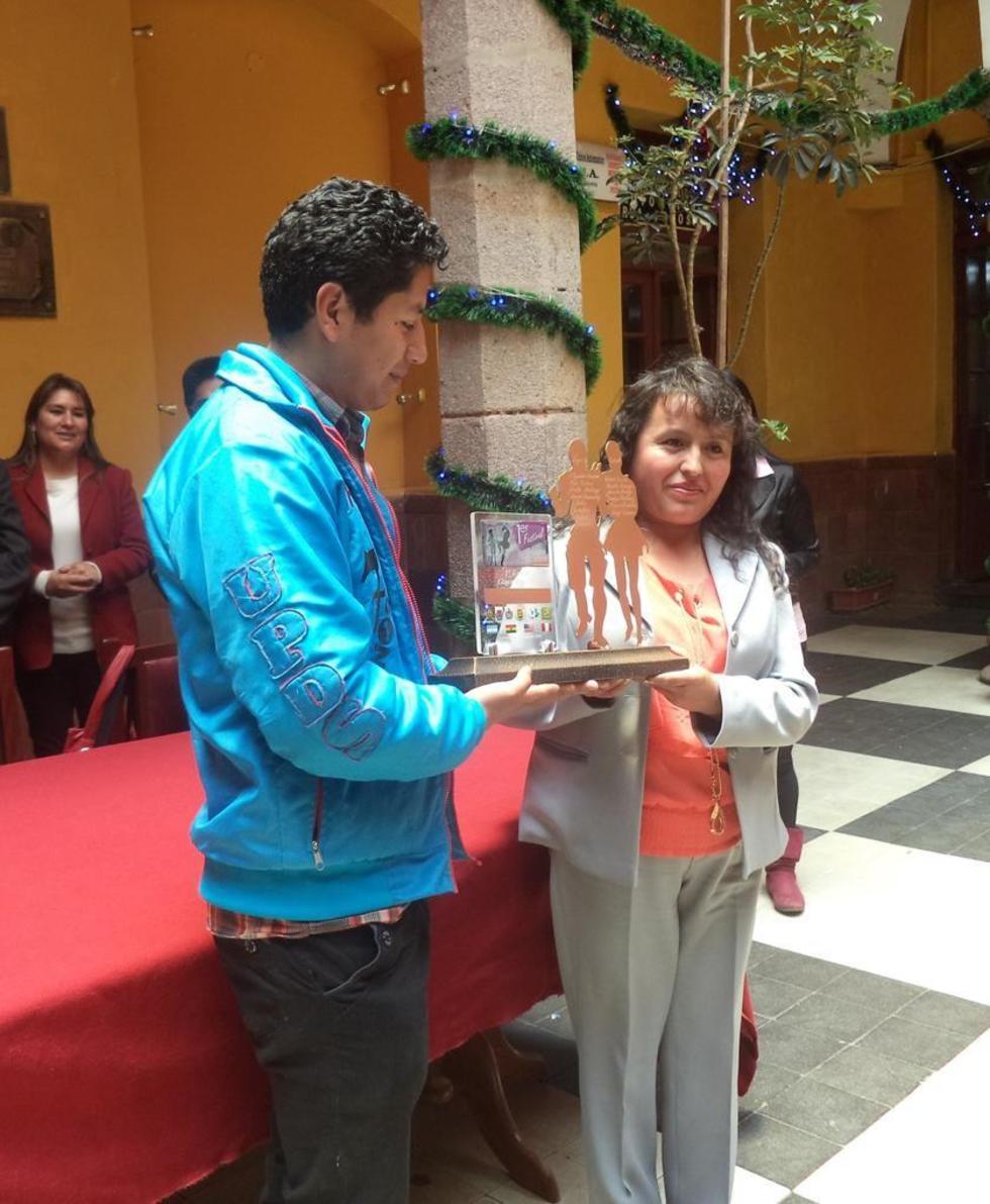 Aracena y la alcaldesa Elizabeth Ugarte muestran el galardón.