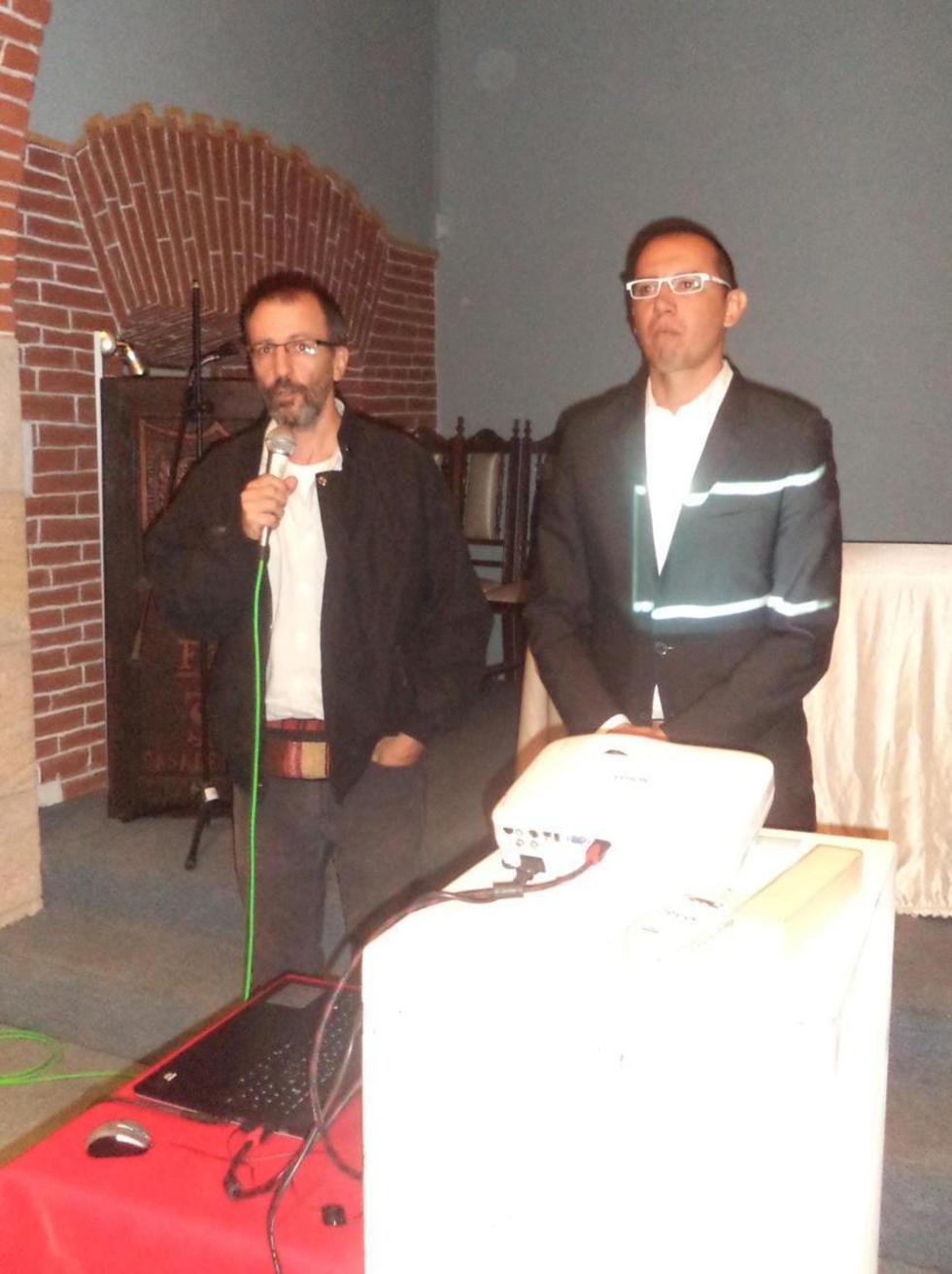 Roberto Dotti explica el filme junto a Edson Hurtado del Ministerio de Cultura.