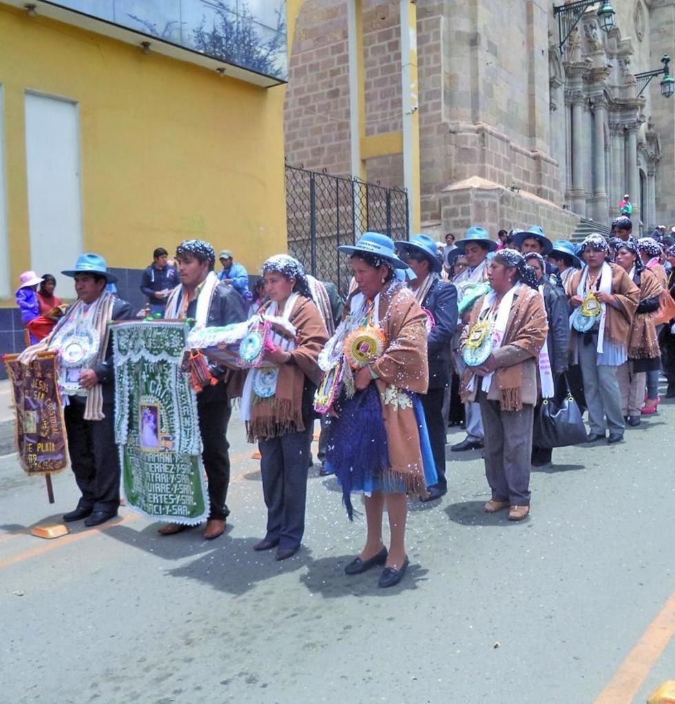Los pasantes a su paso por la plaza 10 de Noviembre.
