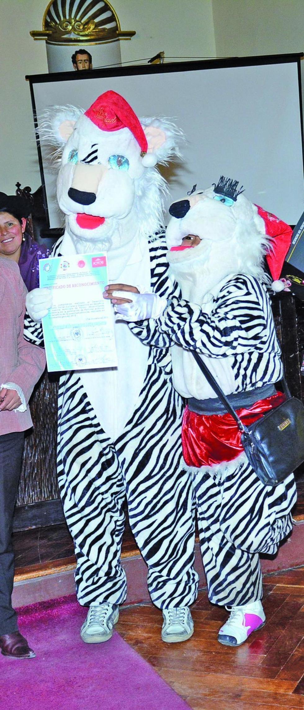 Los tigritos con el certificado.