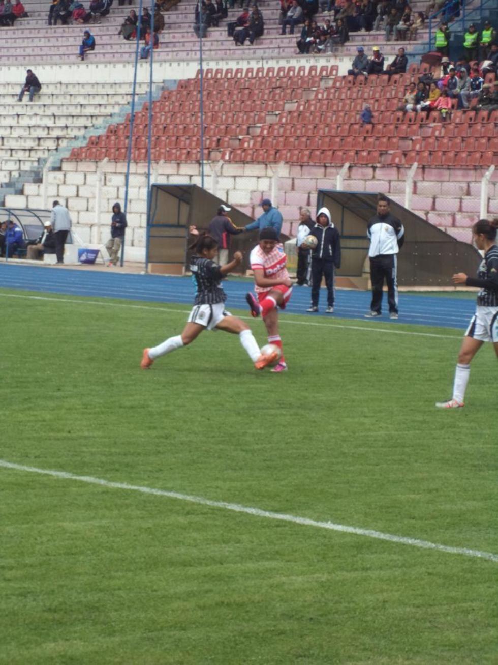 Olga Cruz, de Potosí, remata el balón.