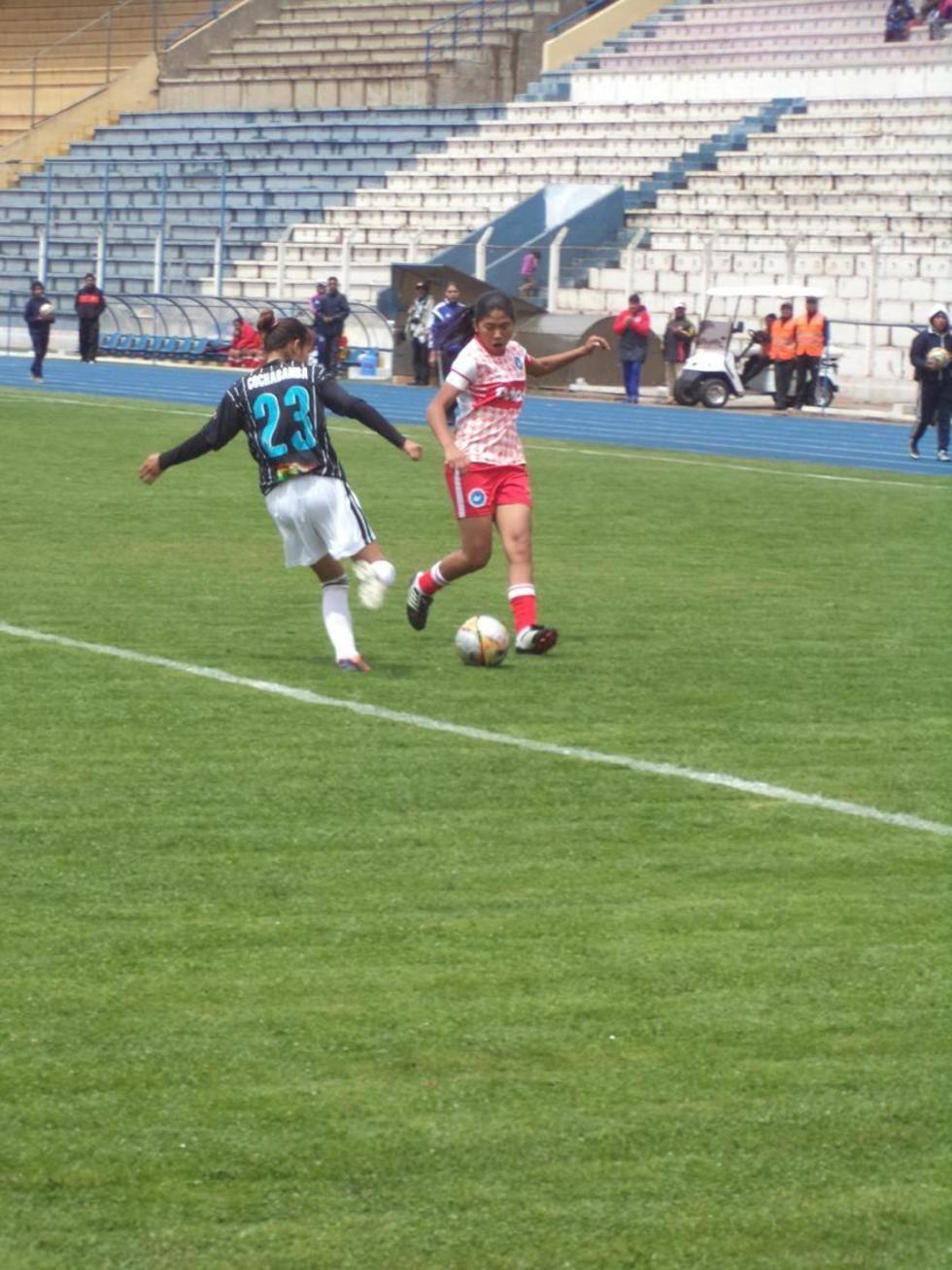 Epifanía Castro, de Cochabamba, despeja el balón ante la marca de Yoshelyn Condori.