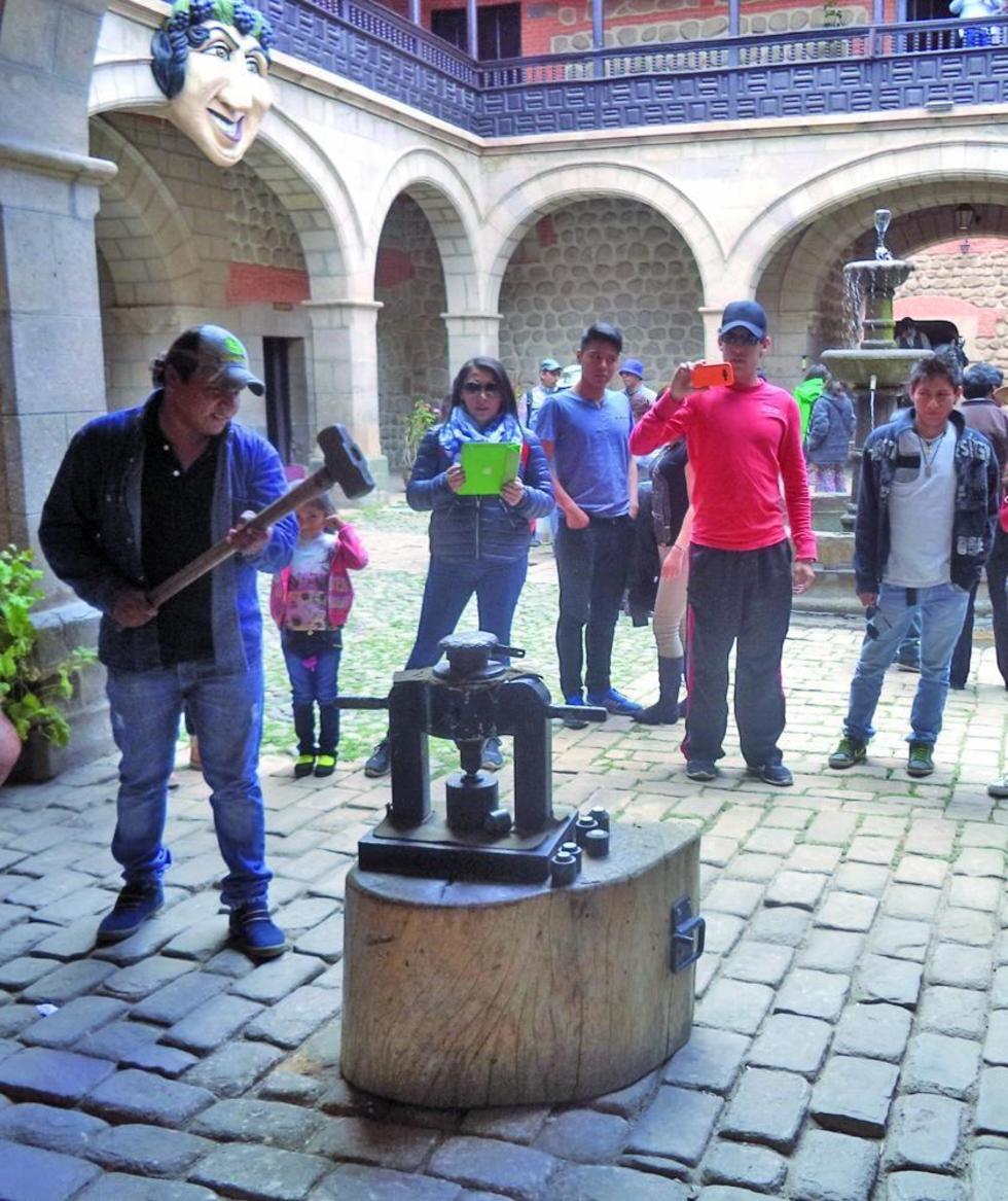 Muchos acuñan a martillo sus propias monedas.