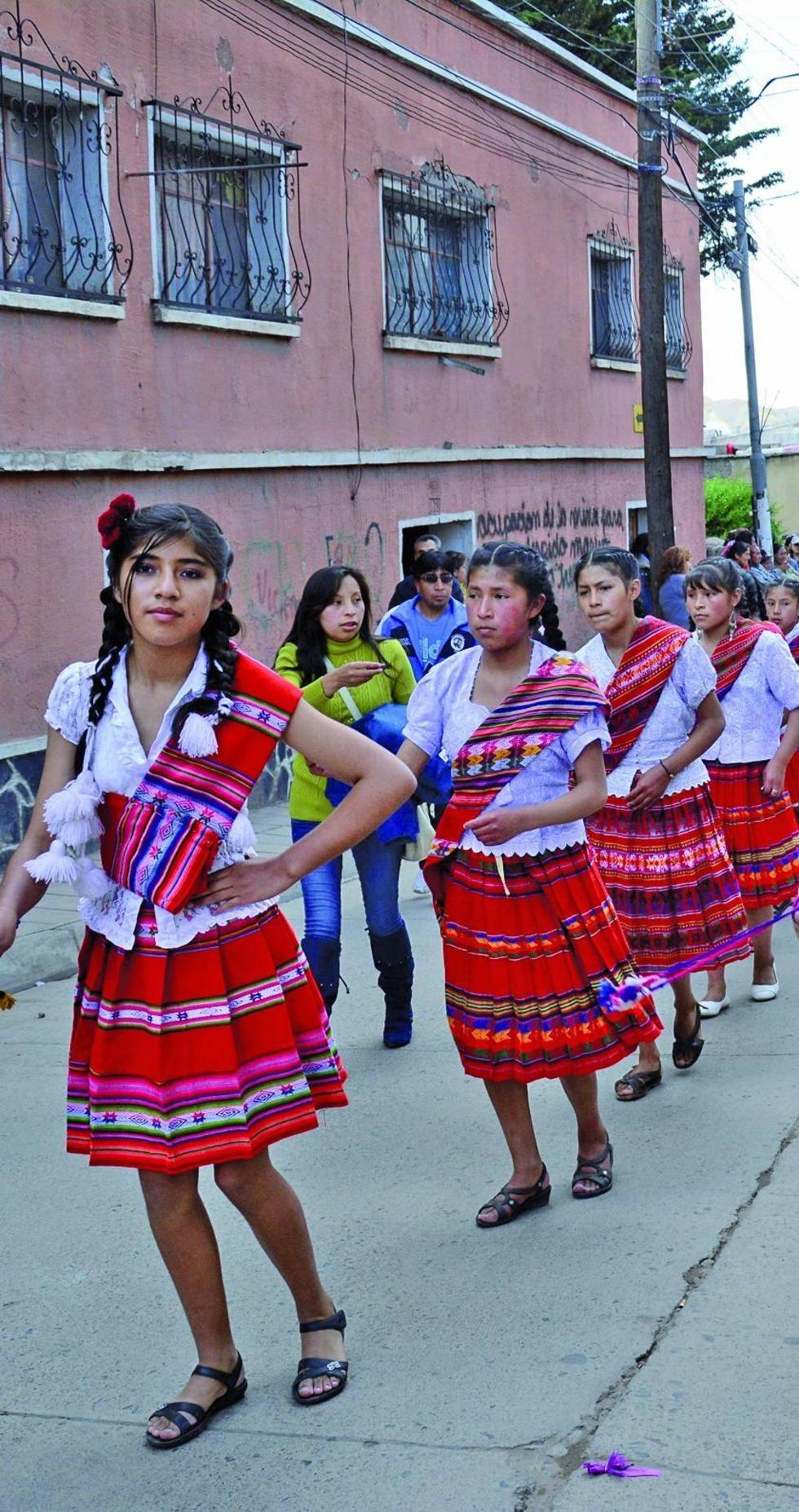 Los pastorcitos bailan en la calle.
