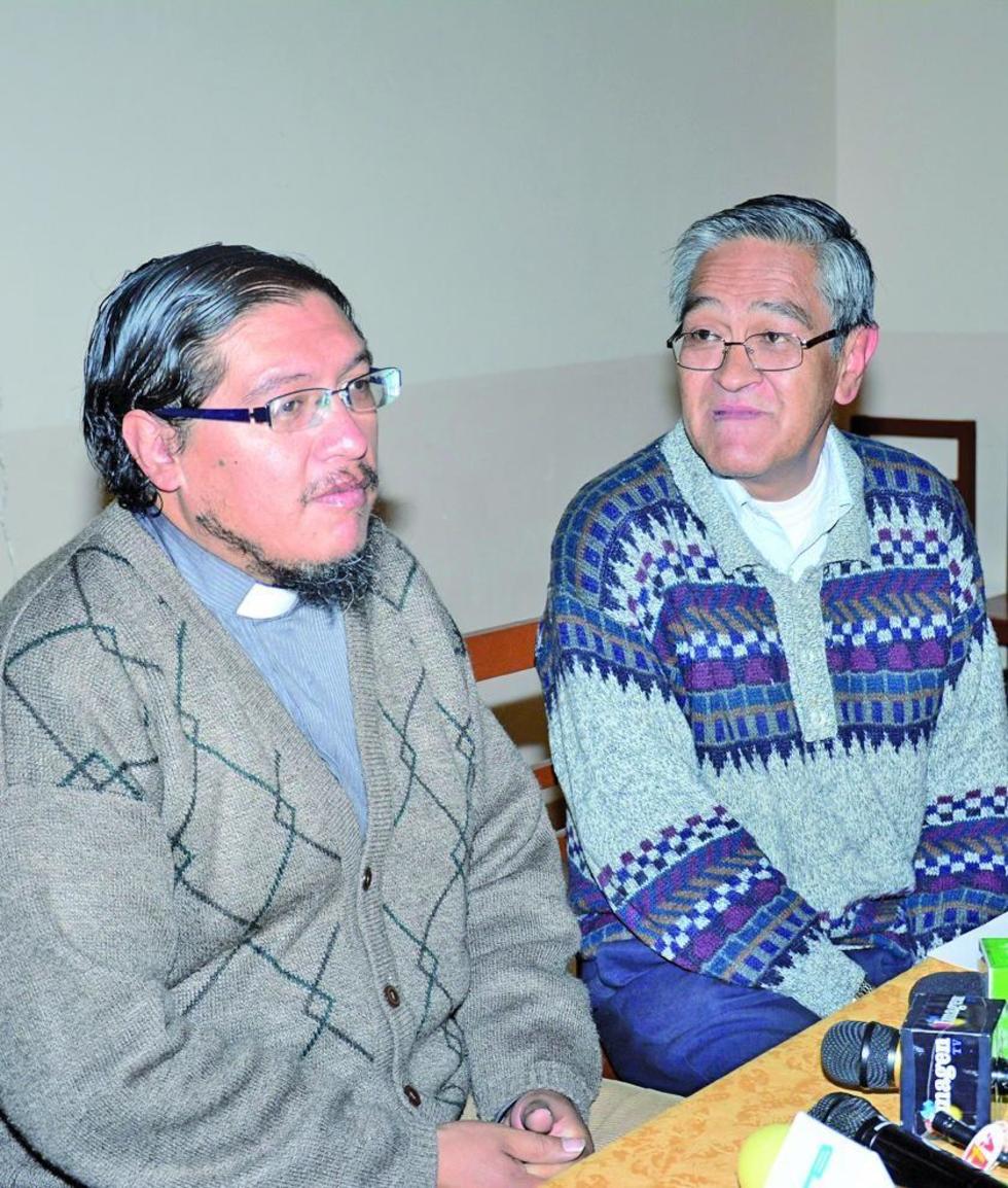 Rubén Rollano y Rolando Cueto en la conferencia de ayer.