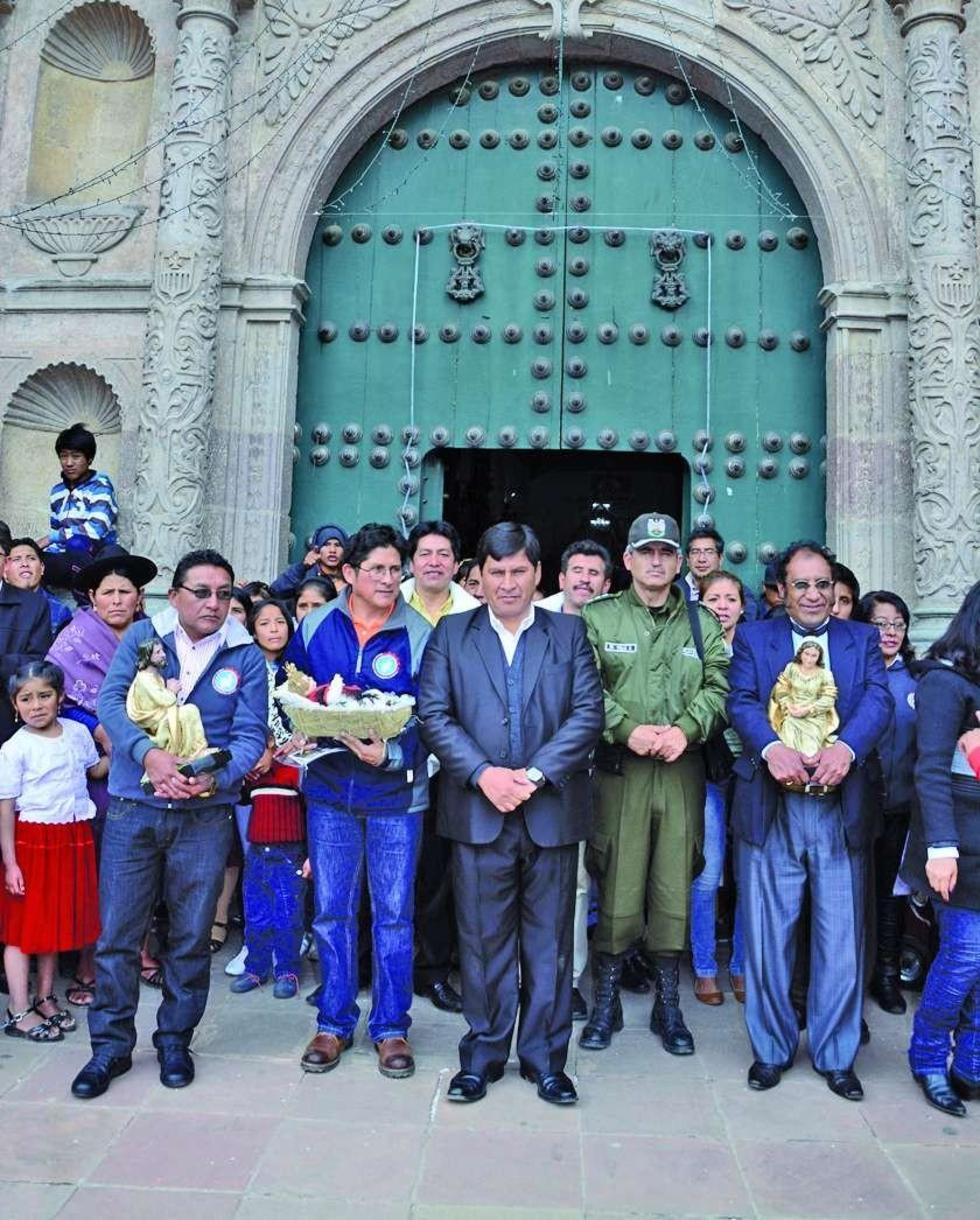El gobernador Cejas junto a los pasantes.