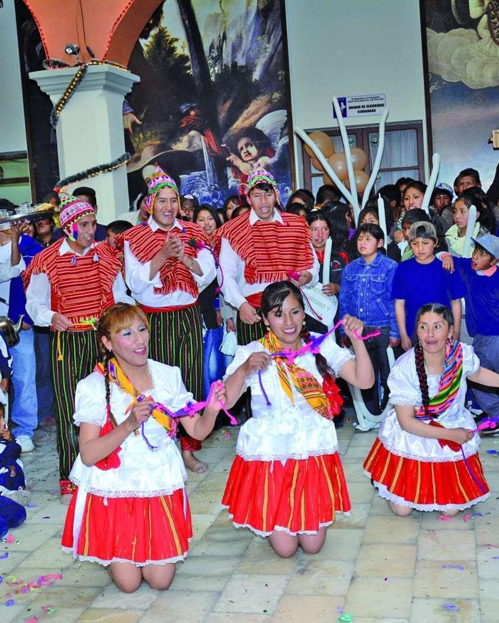 Uno de los grupos de bailarines.