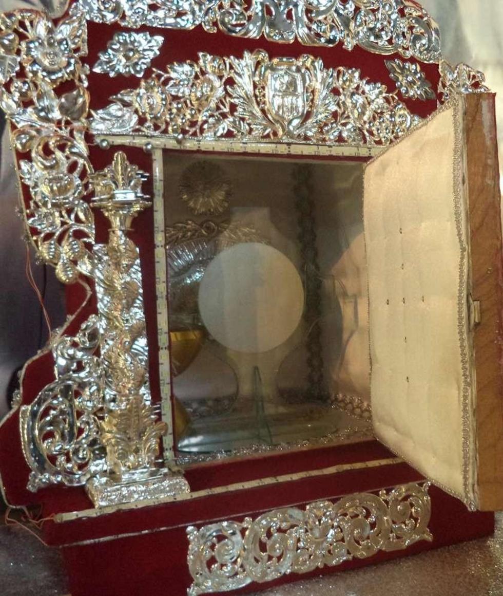 Los detalles de plata de la reliquia.