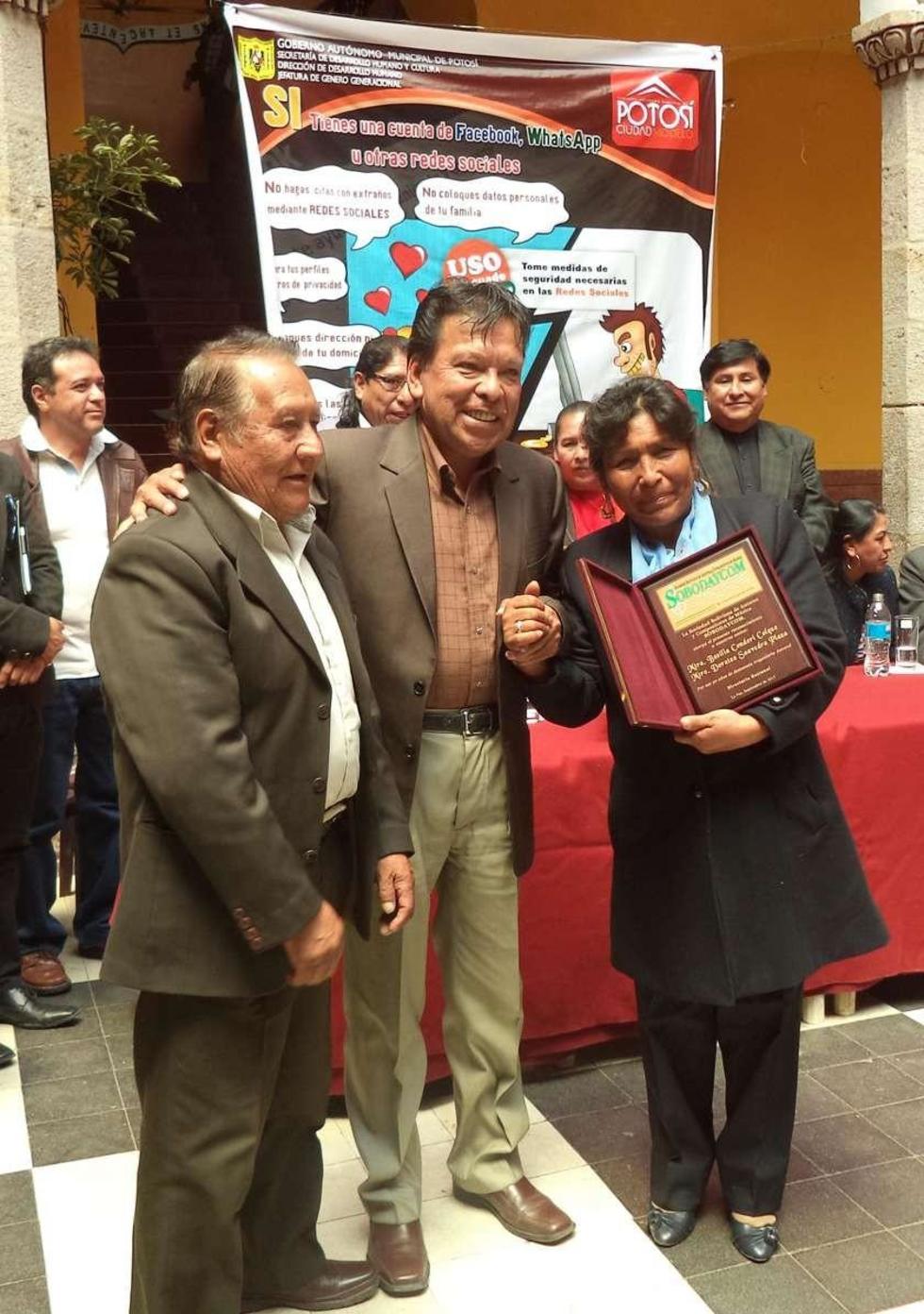 Doroteo Saavedra y Basilia Condori (Los de Calcha), con Luis Carrión (c).