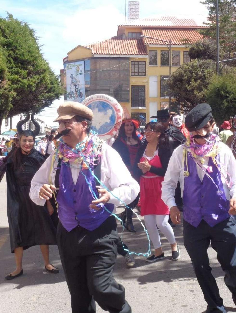 Los personajes que bailaron en el lanzamiento.
