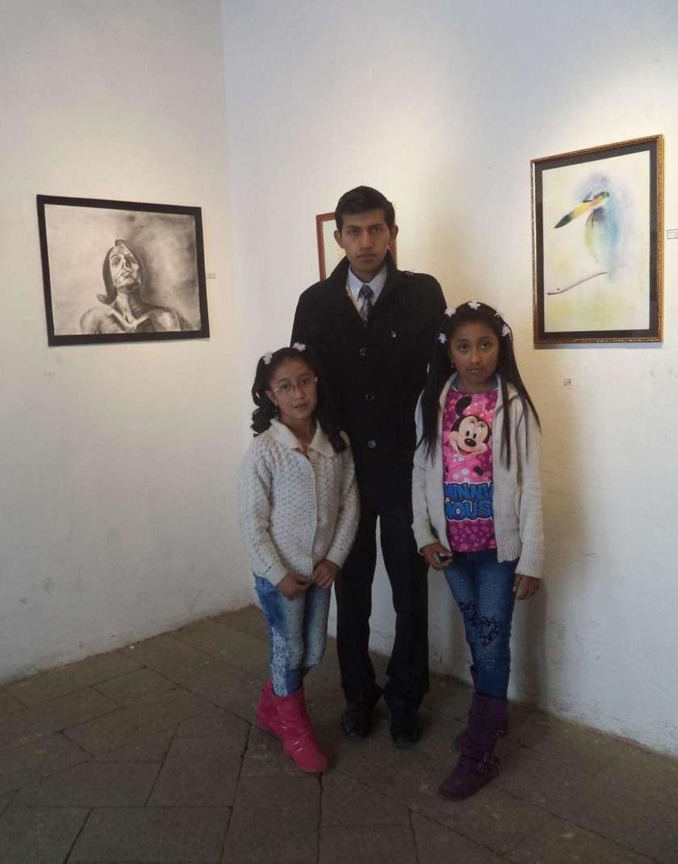El docente Bohórquez con dos estudiantes.