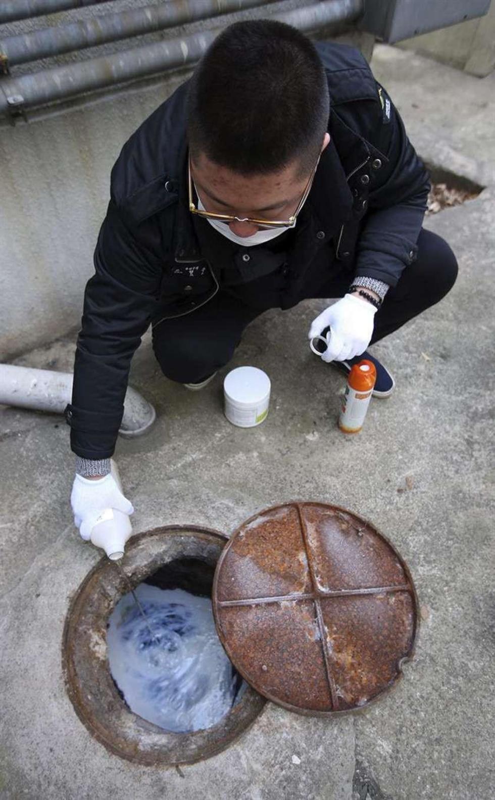 Un empleado echa insecticida como medida preventiva contra el mosquito en Corea del Norte.