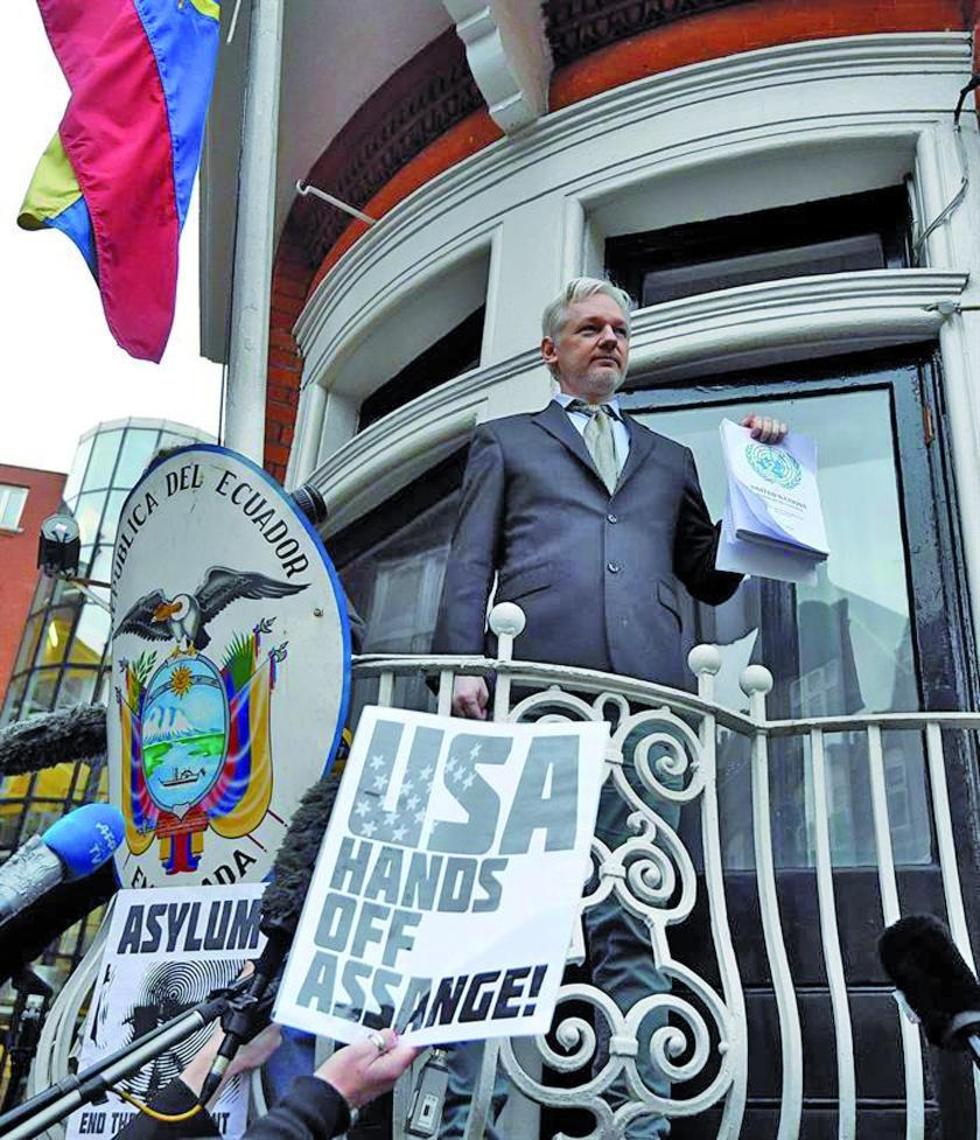 El fundador del portal WikiLeaks, Julian Assange, se dirige a los medios desde el balcón de la embajada de Ecuador