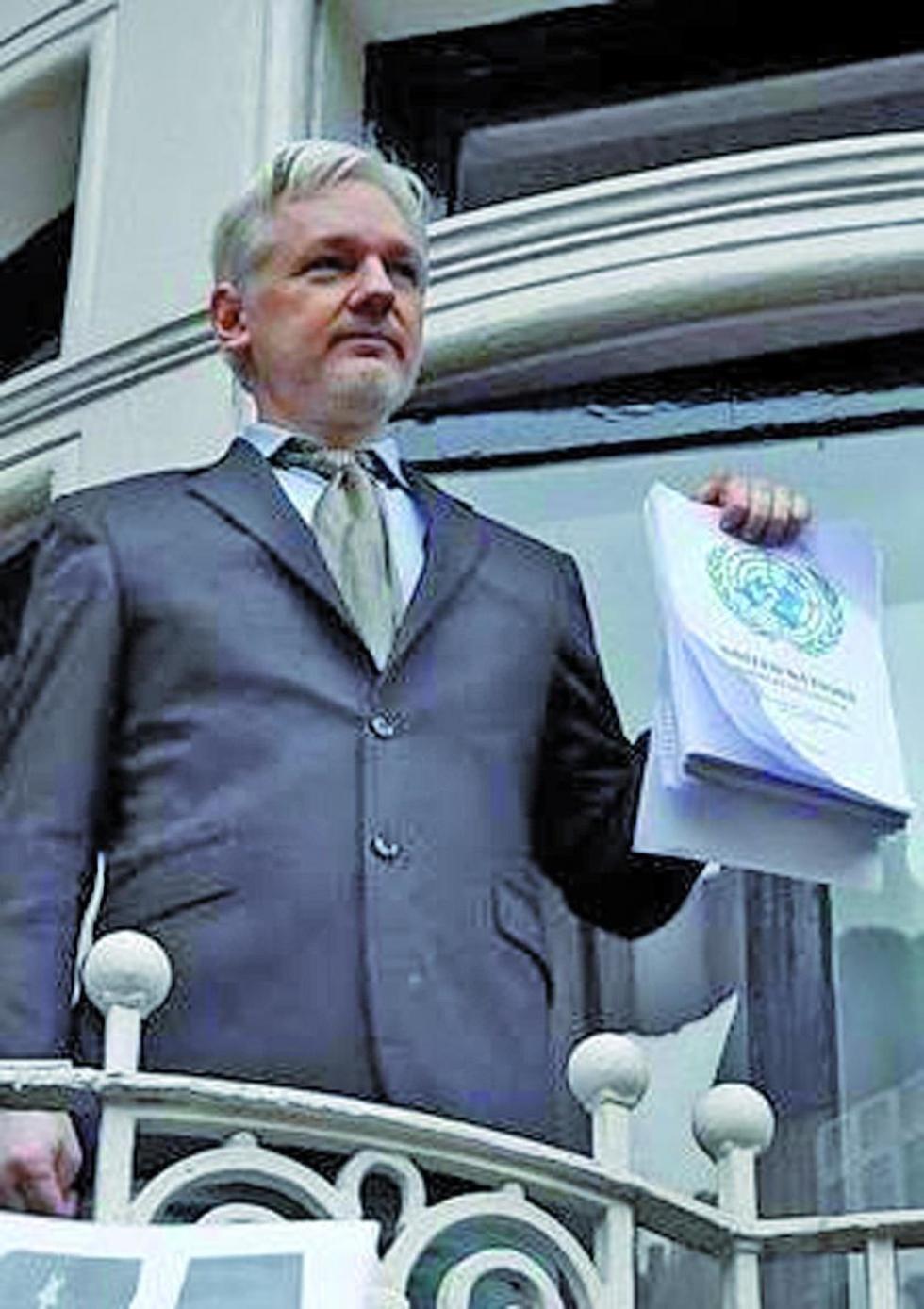 El fundador del portal WikiLeaks, Julian Assange, se dirige a los medios desde el balcón de la embajada de Ecuador