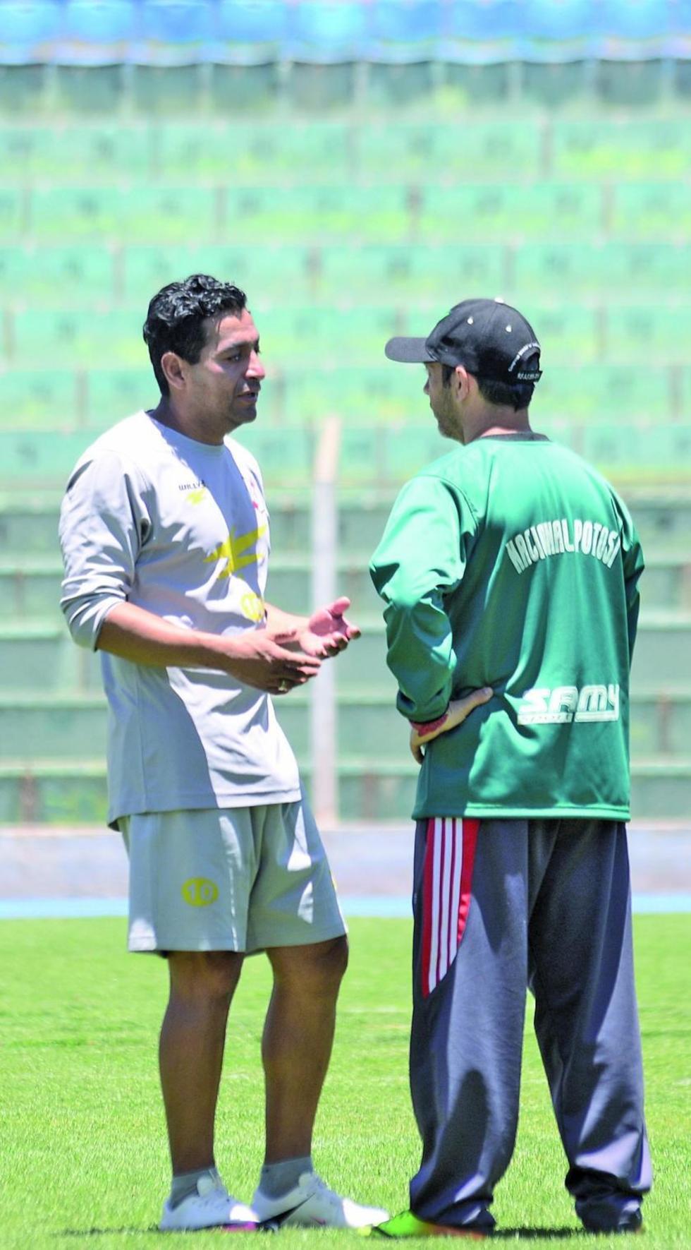 Darwin Peña conversa con el DT. Juan Márquez.