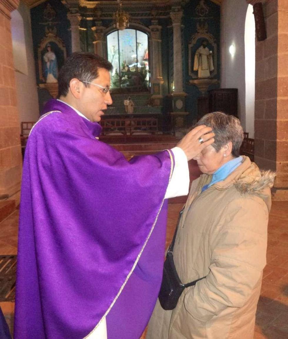 El momento de la imposición de la ceniza.