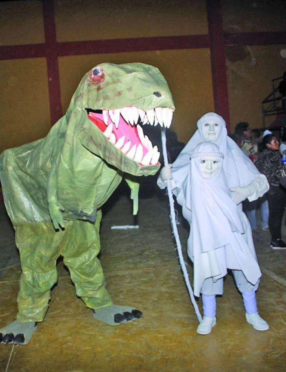 El l dinosaurio Rex y El Caminante ganador del corso del 2015.