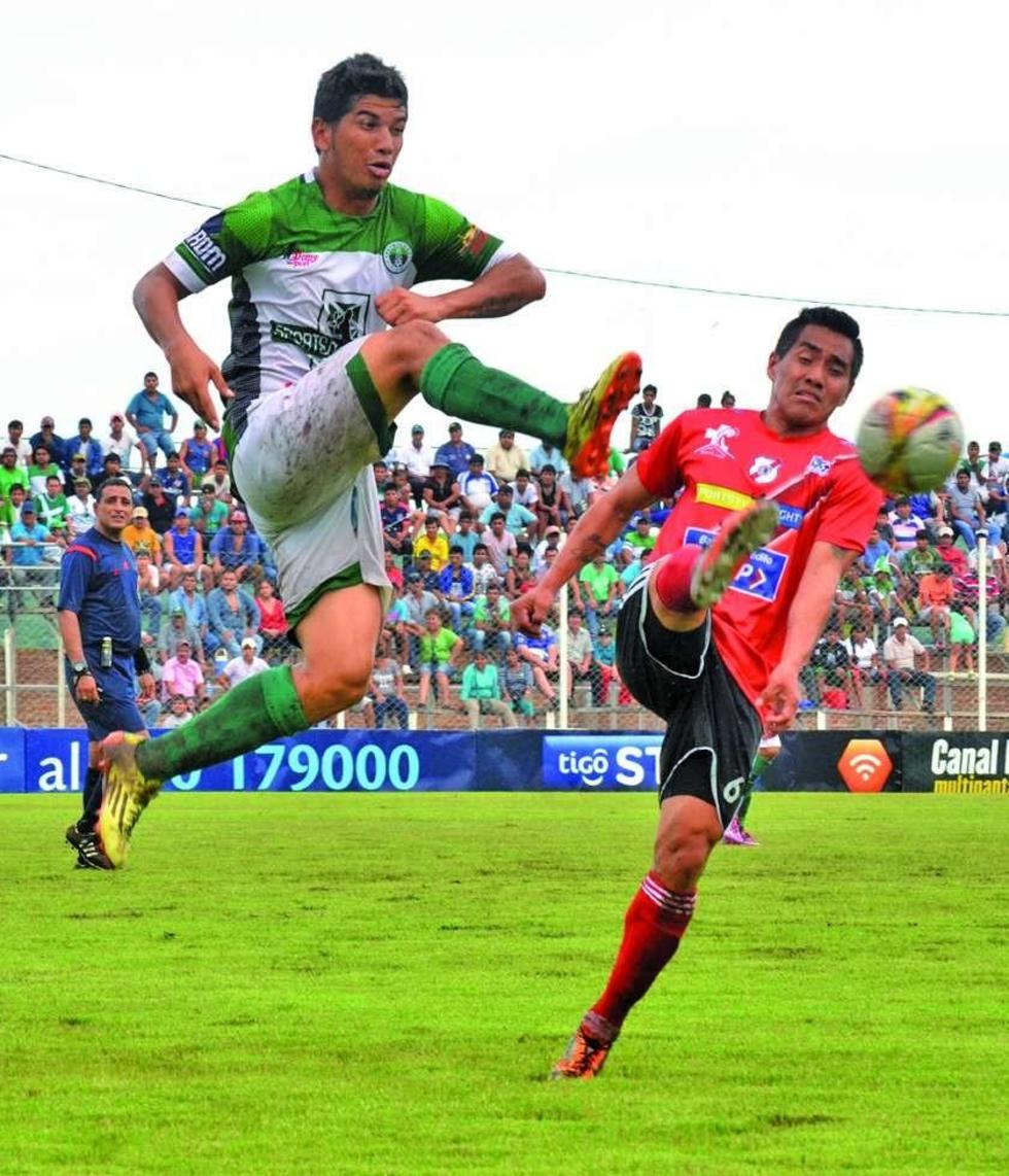 Isaías dury, de Nacional pelea por el control del balón.