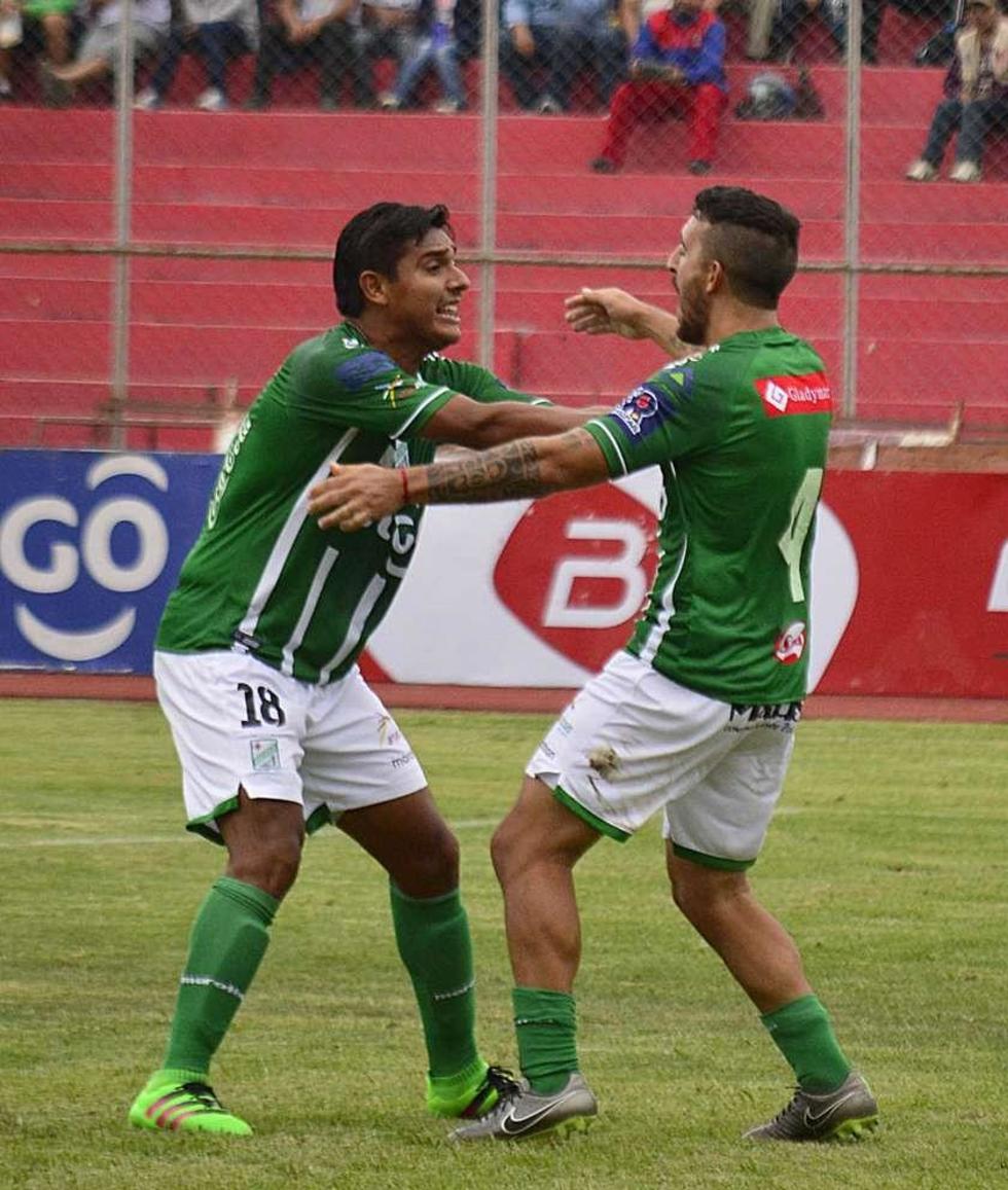 Los jugadores refineros festejan la victoria.