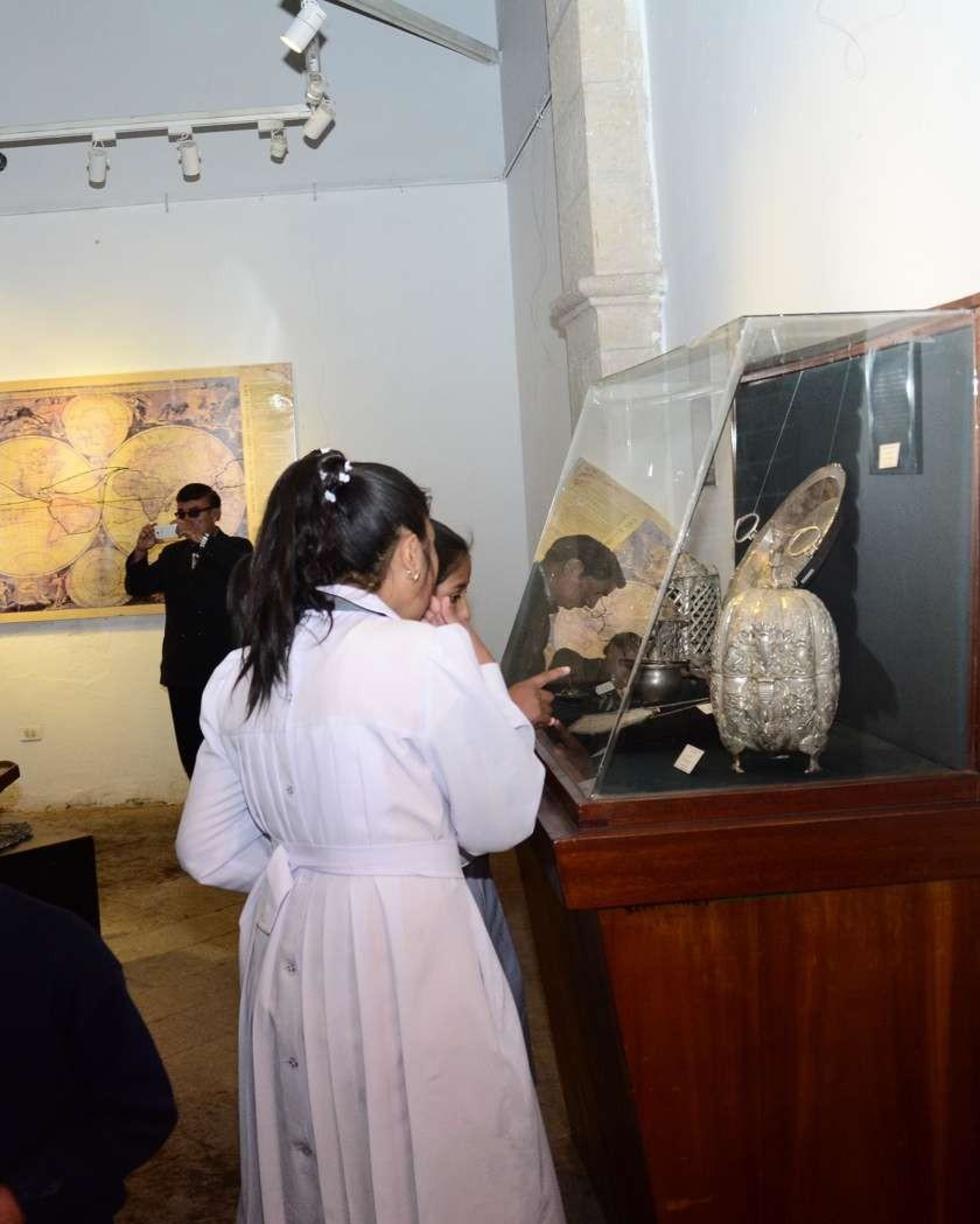 Estudiantes fueron los primeros en visitar la muestra.