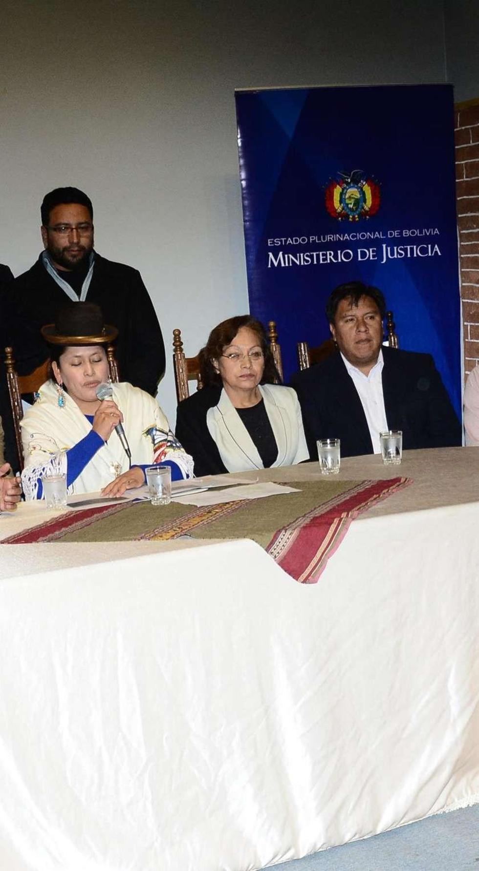 La ministra de Justicia (izq) en la conferencia de prensa.