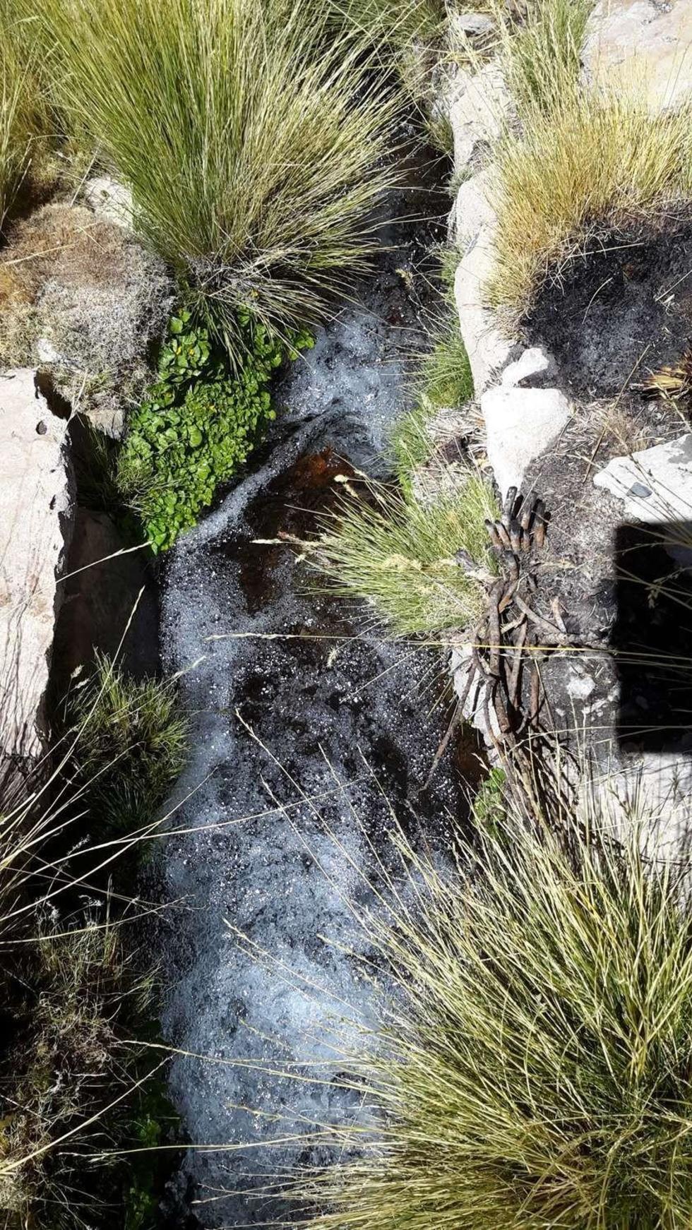 El agua pasa al vecin o país a través de canales artificiales.