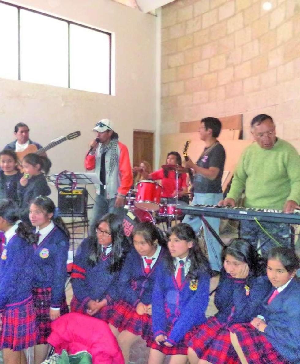 El grupo Leyenda junto a los niños.