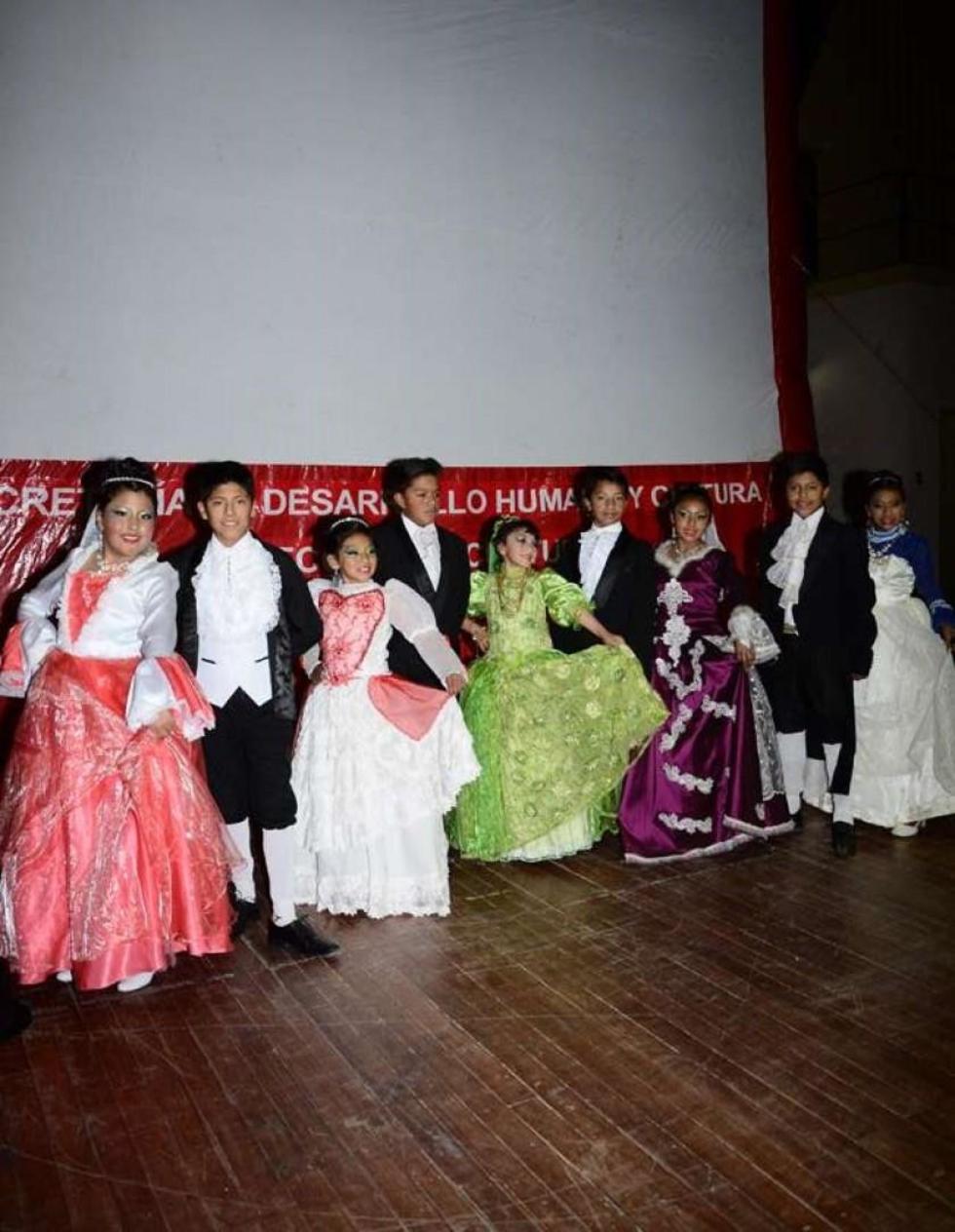 Los bailarines del grupo de españolas.