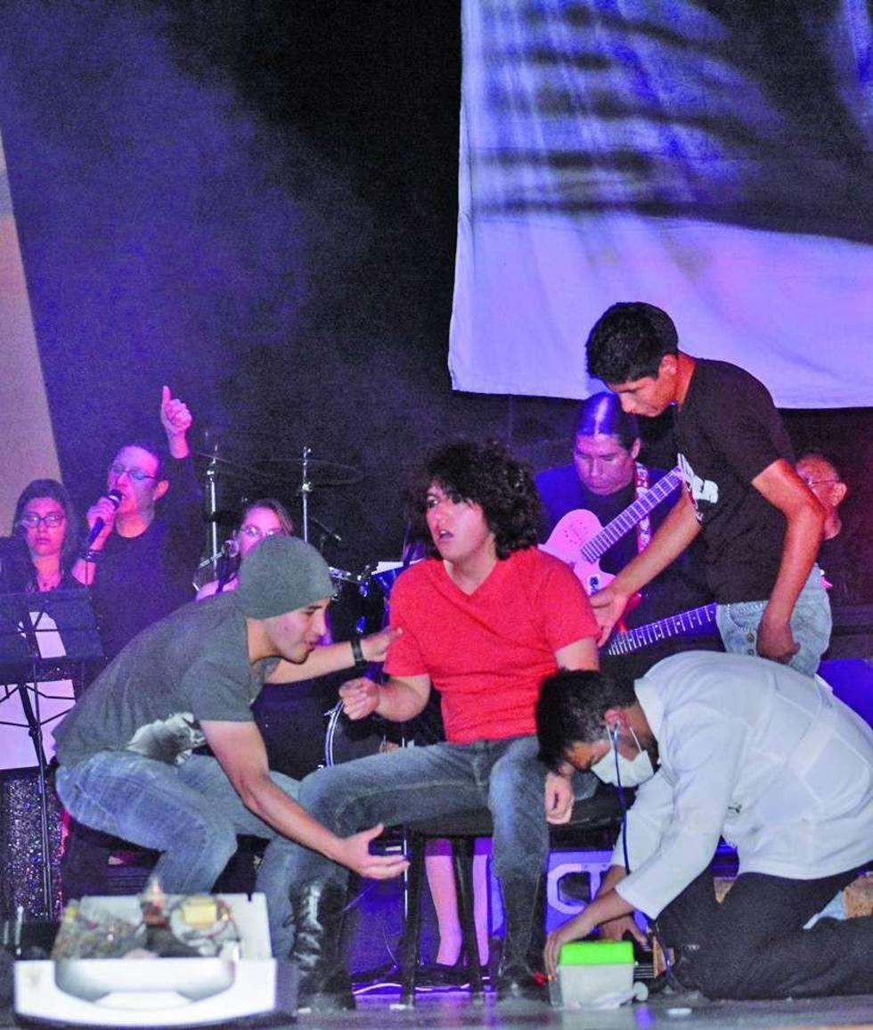 Los actores de la obra y al fondo la banda "Leyenda".