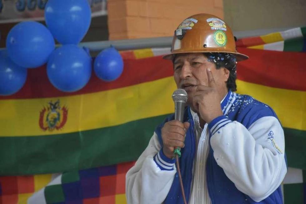 El presidente entregó ayer un coliseo cerrado en Colquiri, que beneficiará a la cooperativa 26 de Febrero.